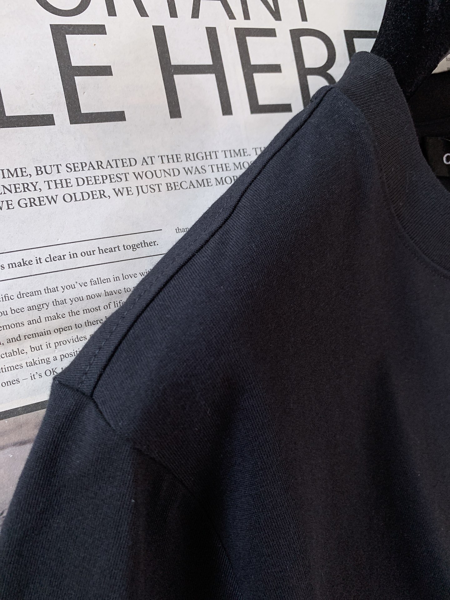 Canada Goose 加拿大鹅 经典徽章短袖轻户外穿搭刚需，极简高级百搭款。甄选亲肤透气纯棉，柔软透