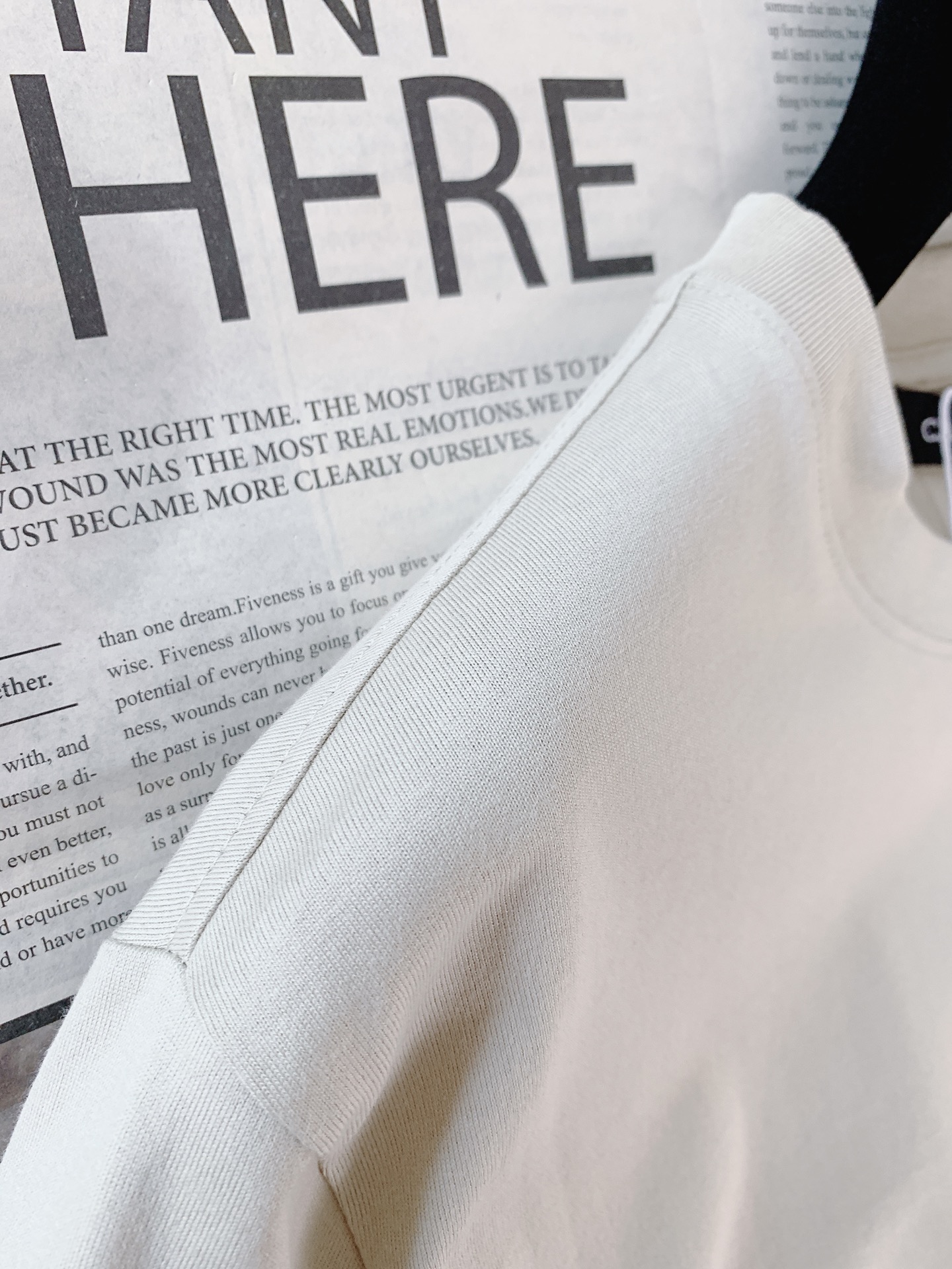 Canada Goose 加拿大鹅 经典徽章短袖轻户外穿搭刚需，极简高级百搭款。甄选亲肤透气纯棉，柔软透