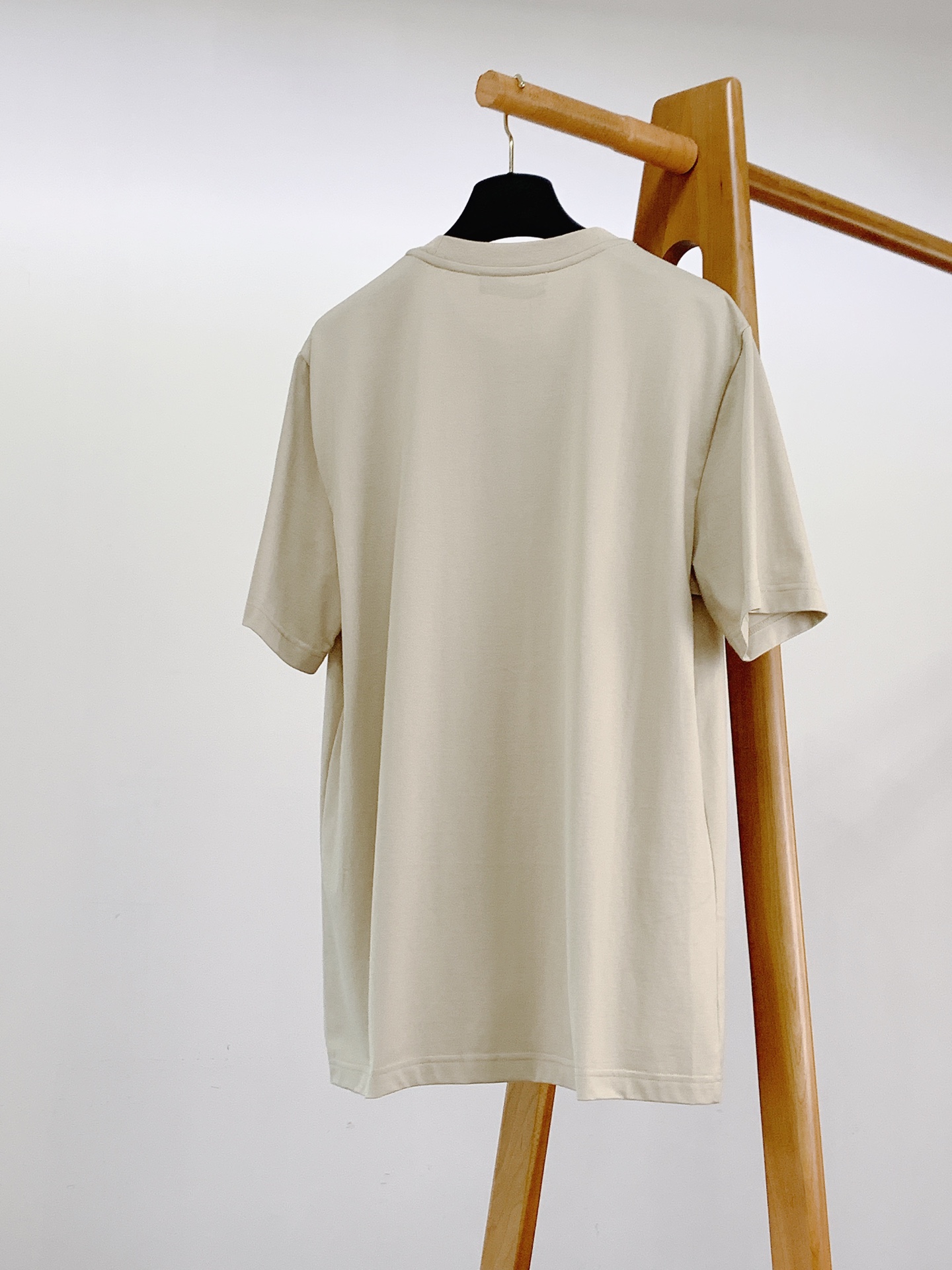 Canada Goose 加拿大鹅 经典徽章短袖轻户外穿搭刚需，极简高级百搭款。甄选亲肤透气纯棉，柔软透