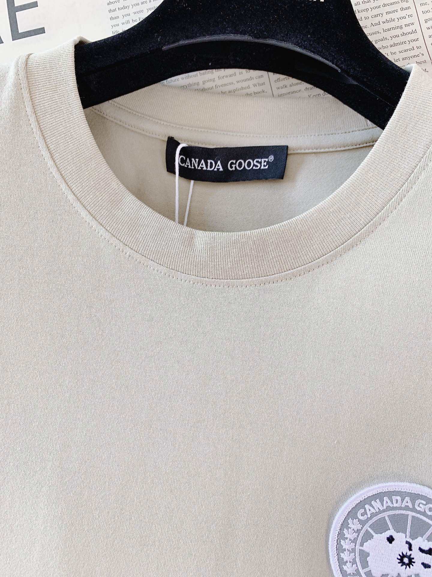 Canada Goose 加拿大鹅 经典徽章短袖轻户外穿搭刚需，极简高级百搭款。甄选亲肤透气纯棉，柔软透