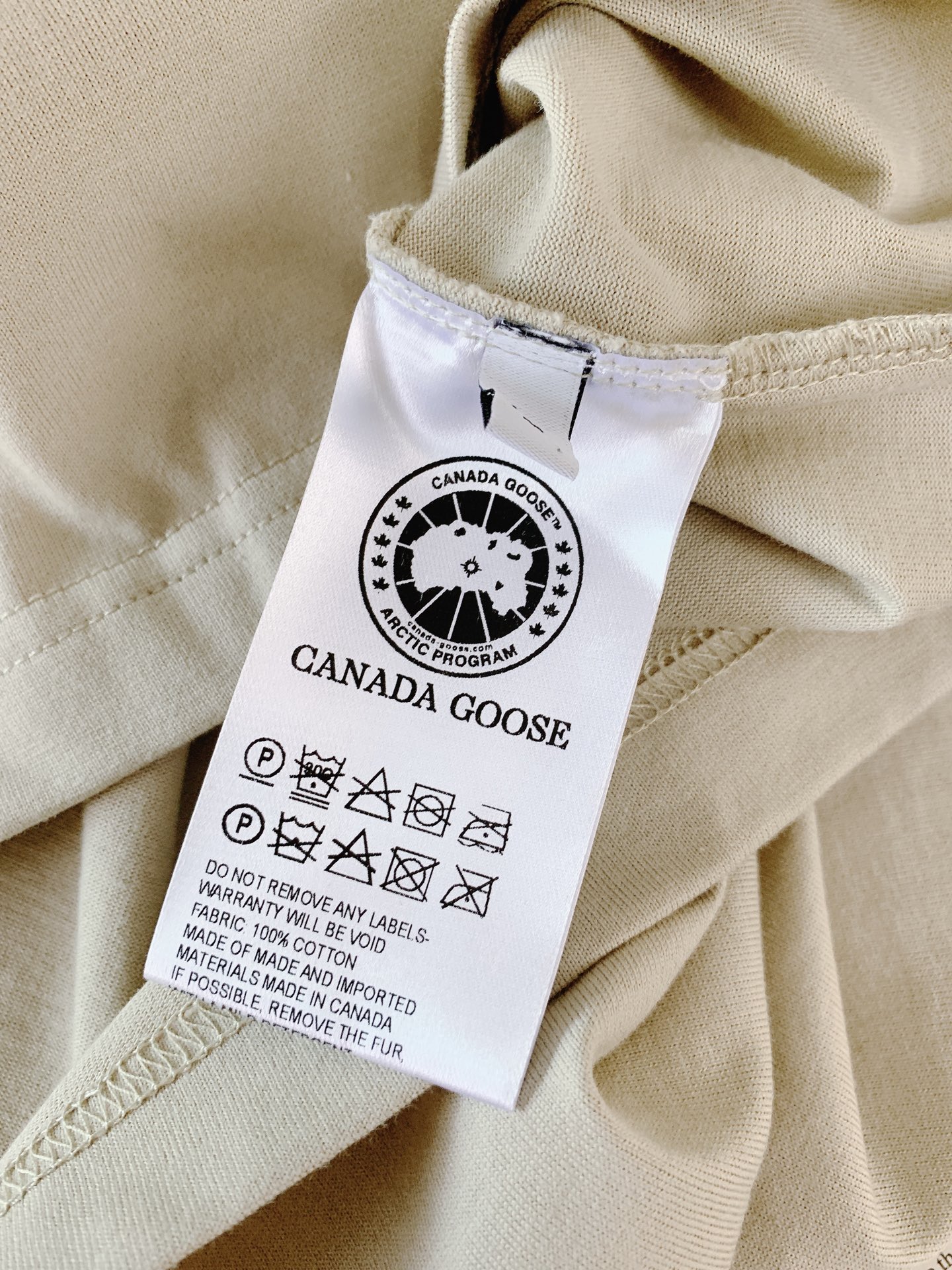 Canada Goose 加拿大鹅 经典徽章短袖轻户外穿搭刚需，极简高级百搭款。甄选亲肤透气纯棉，柔软透
