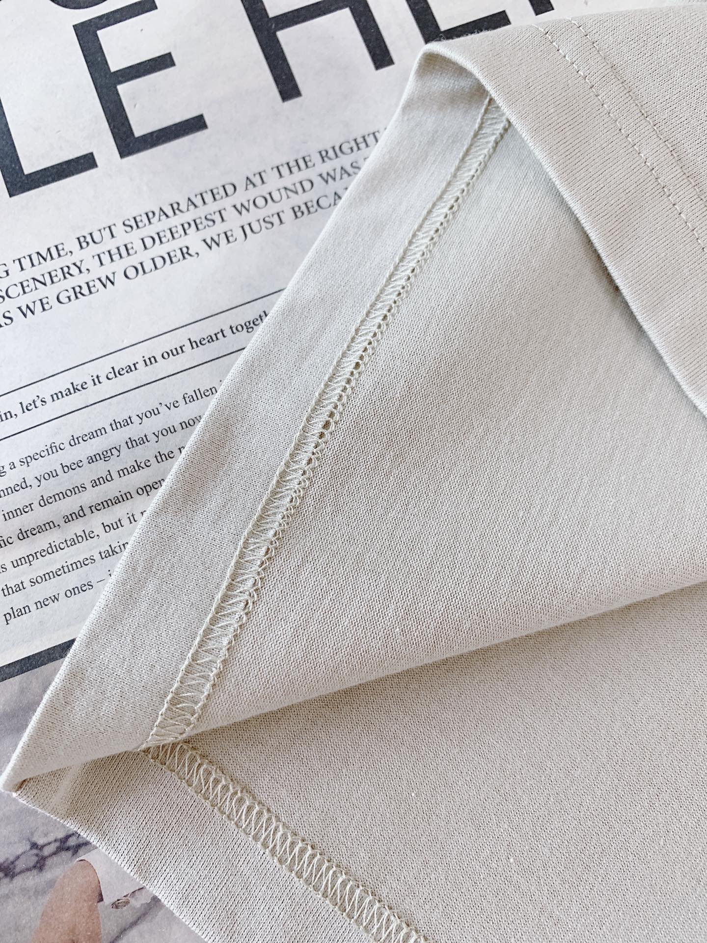 Canada Goose 加拿大鹅 经典徽章短袖轻户外穿搭刚需，极简高级百搭款。甄选亲肤透气纯棉，柔软透