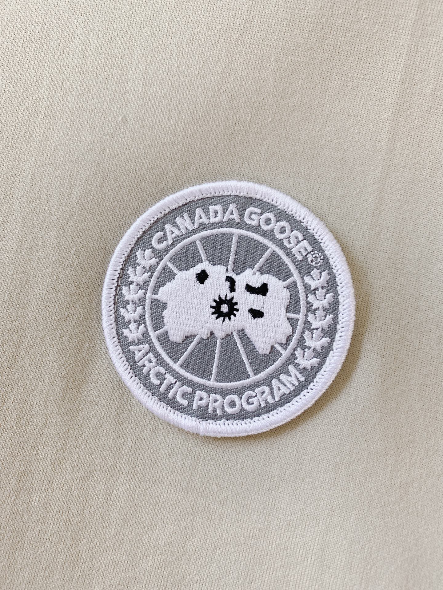 Canada Goose 加拿大鹅 经典徽章短袖轻户外穿搭刚需，极简高级百搭款。甄选亲肤透气纯棉，柔软透