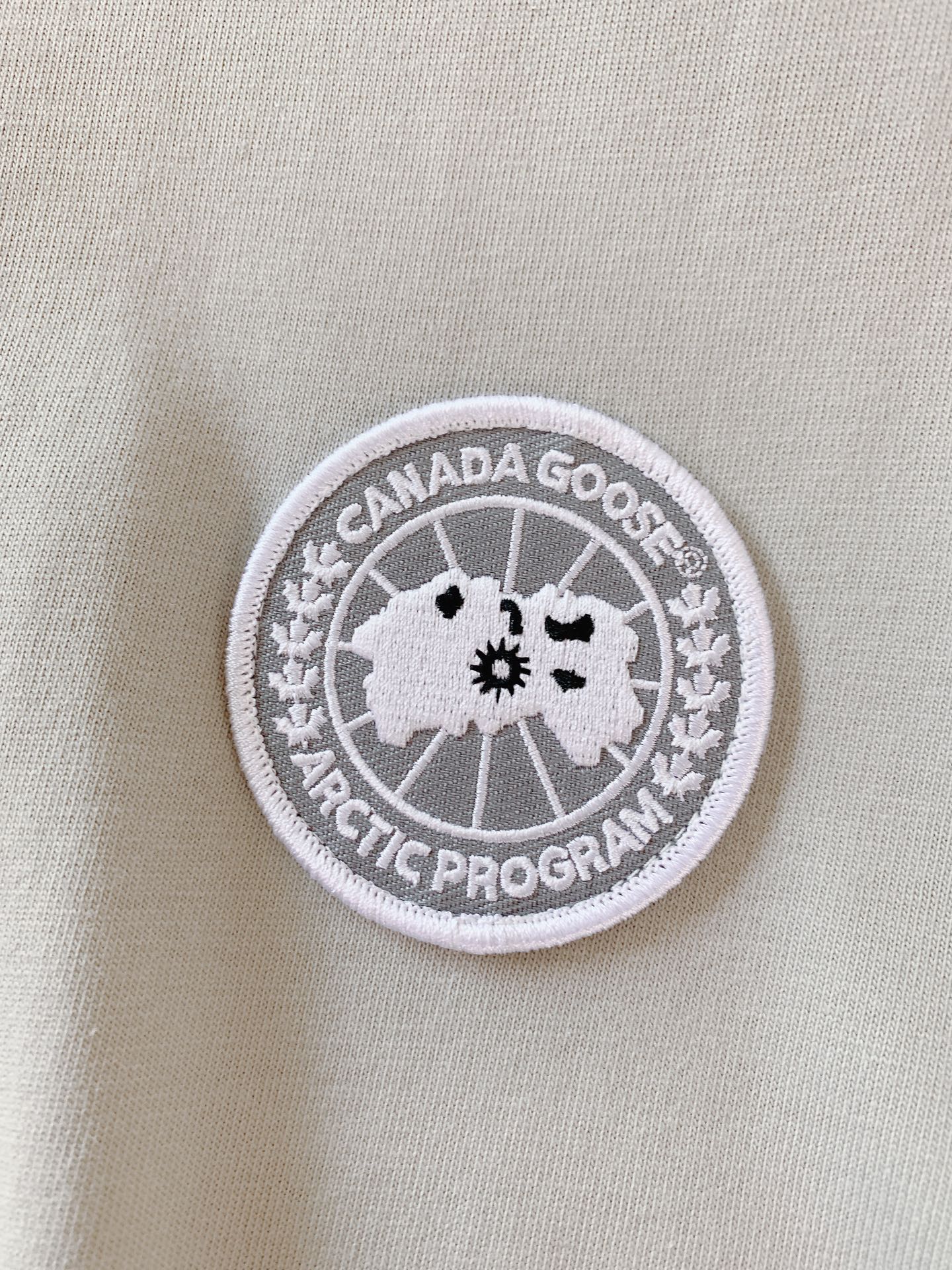 Canada Goose 加拿大鹅 经典徽章短袖轻户外穿搭刚需，极简高级百搭款。甄选亲肤透气纯棉，柔软透