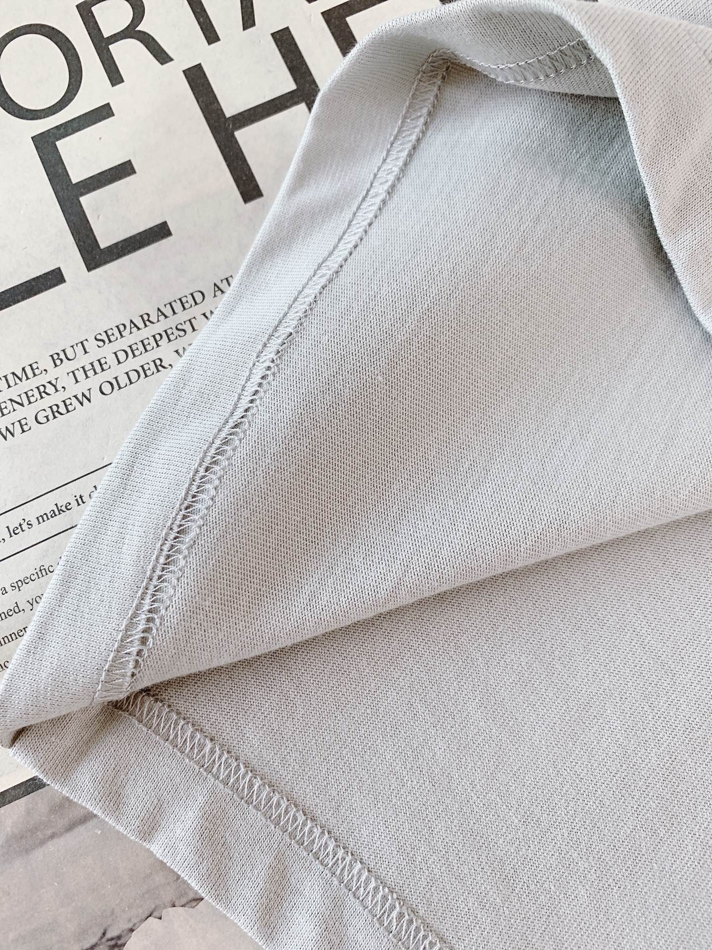 Canada Goose 加拿大鹅 经典徽章短袖轻户外穿搭刚需，极简高级百搭款。甄选亲肤透气纯棉，柔软透