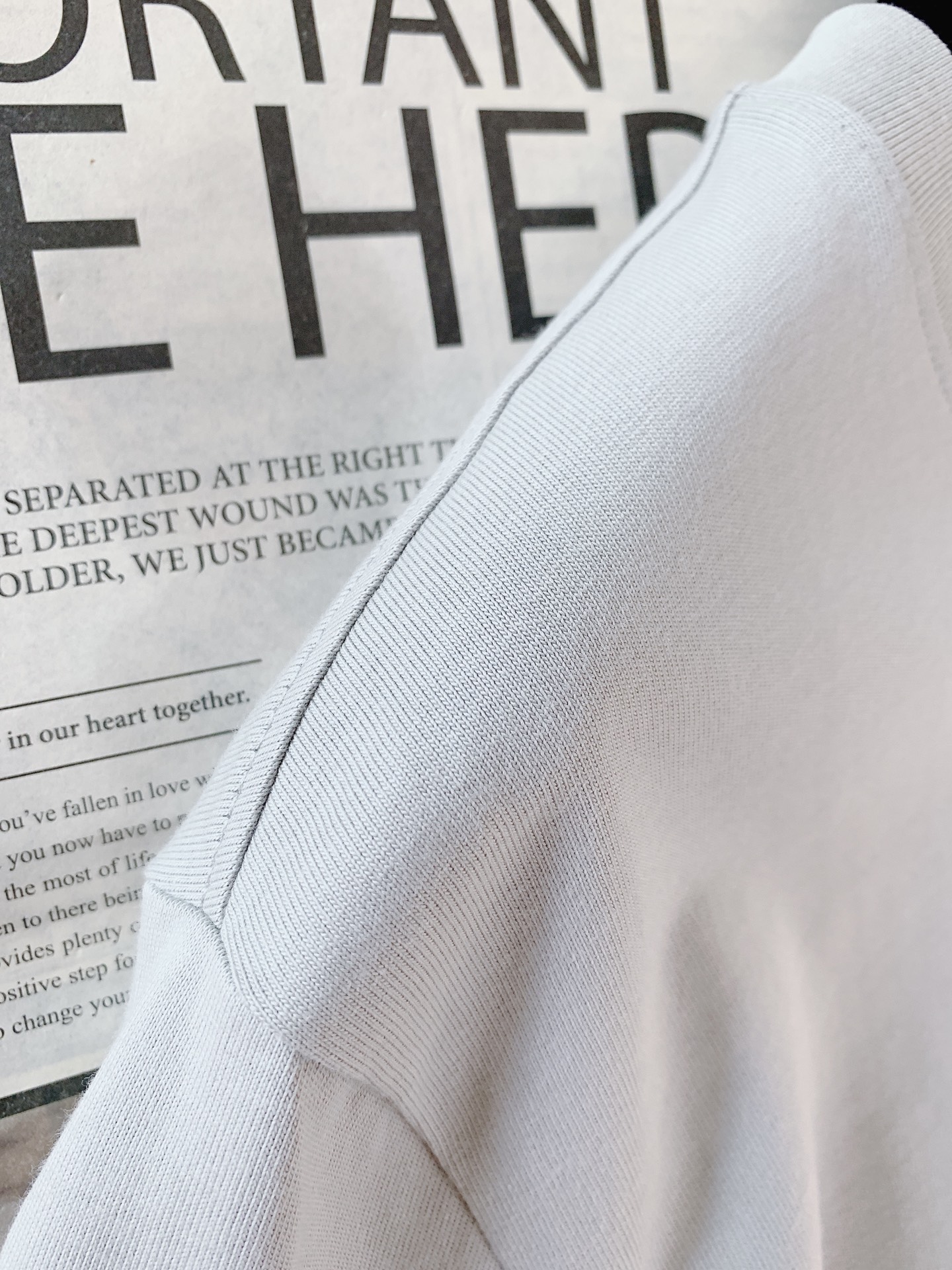 Canada Goose 加拿大鹅 经典徽章短袖轻户外穿搭刚需，极简高级百搭款。甄选亲肤透气纯棉，柔软透