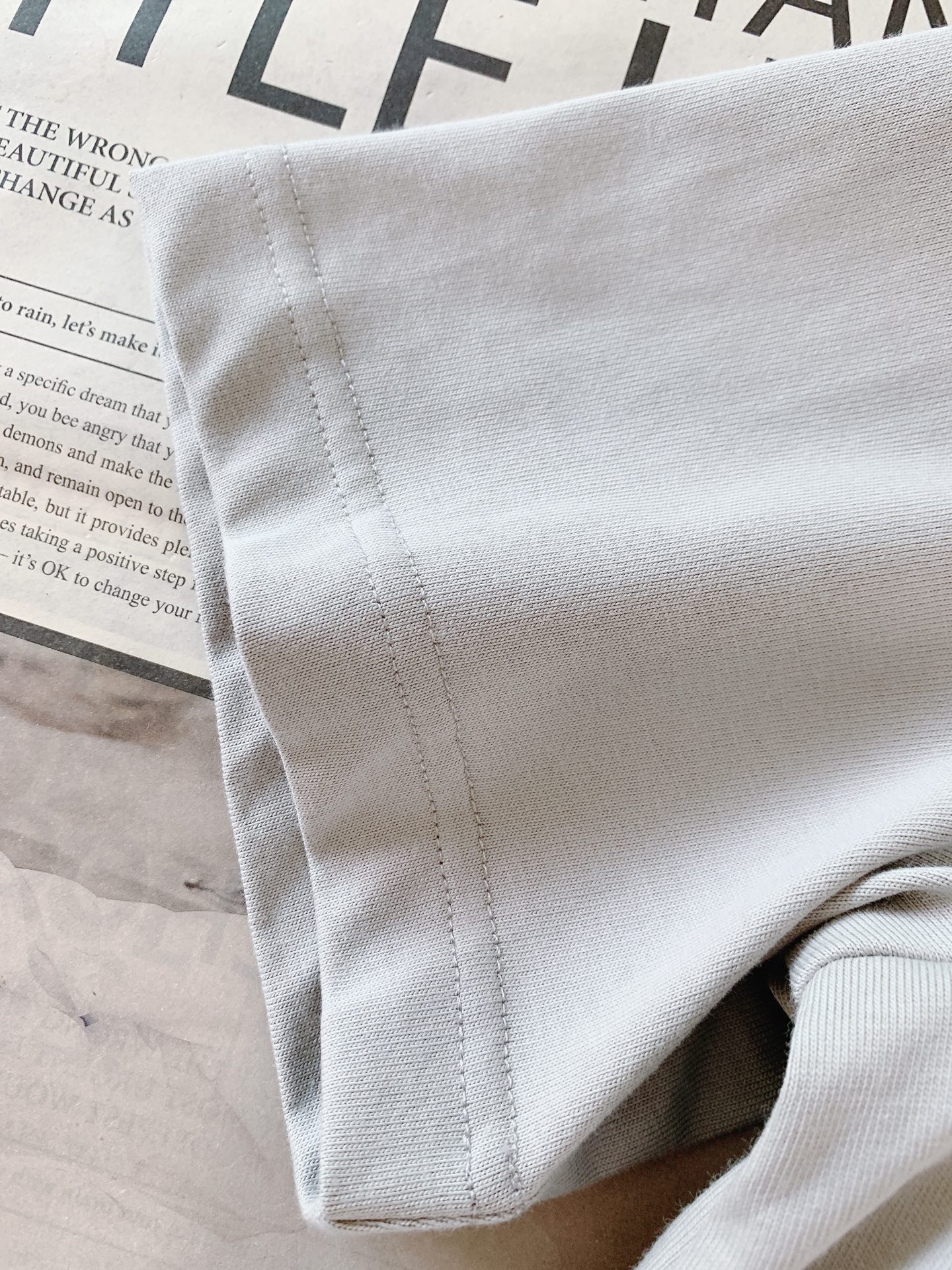 Canada Goose 加拿大鹅 经典徽章短袖轻户外穿搭刚需，极简高级百搭款。甄选亲肤透气纯棉，柔软透