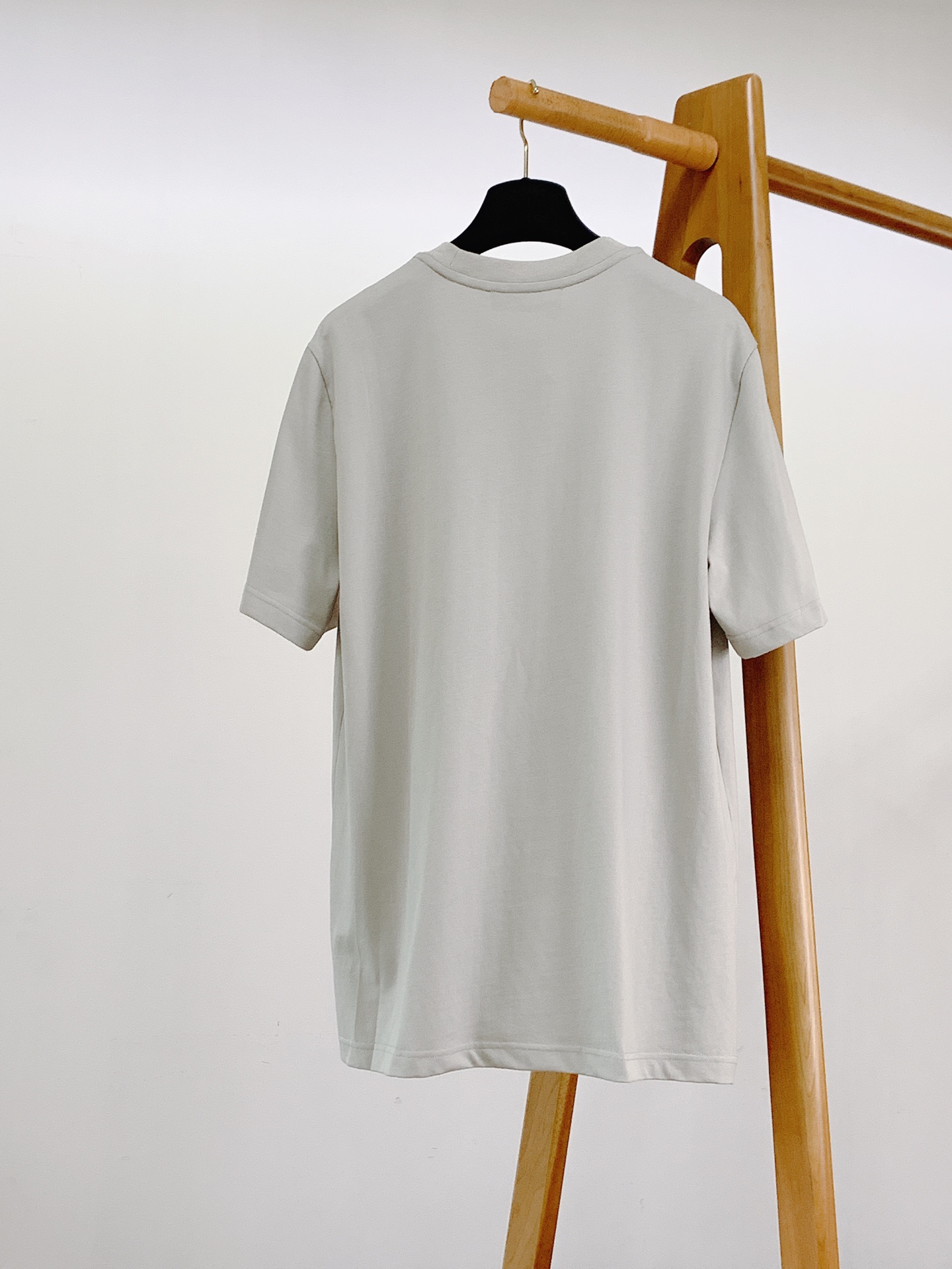 Canada Goose 加拿大鹅 经典徽章短袖轻户外穿搭刚需，极简高级百搭款。甄选亲肤透气纯棉，柔软透