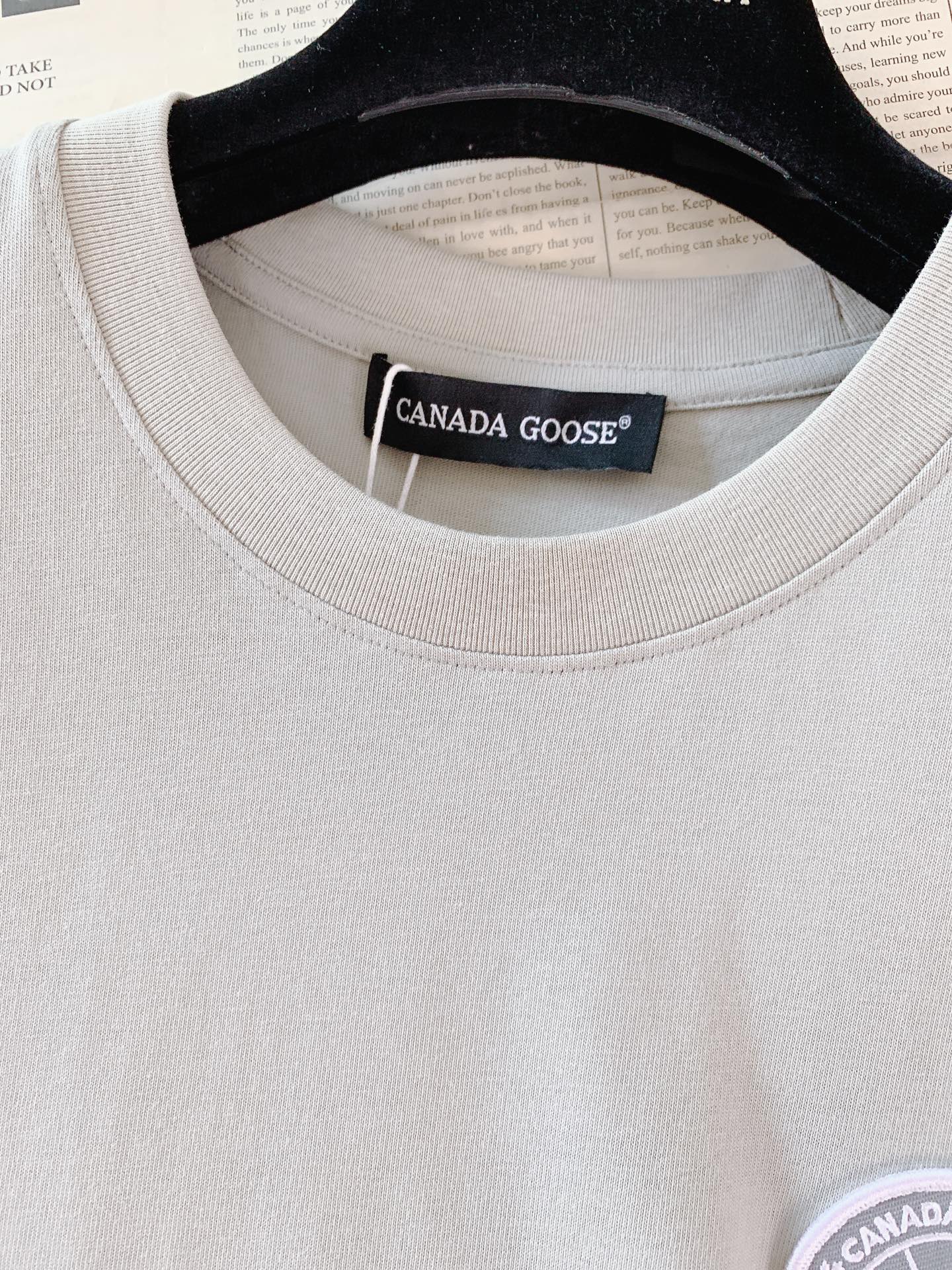 Canada Goose 加拿大鹅 经典徽章短袖轻户外穿搭刚需，极简高级百搭款。甄选亲肤透气纯棉，柔软透