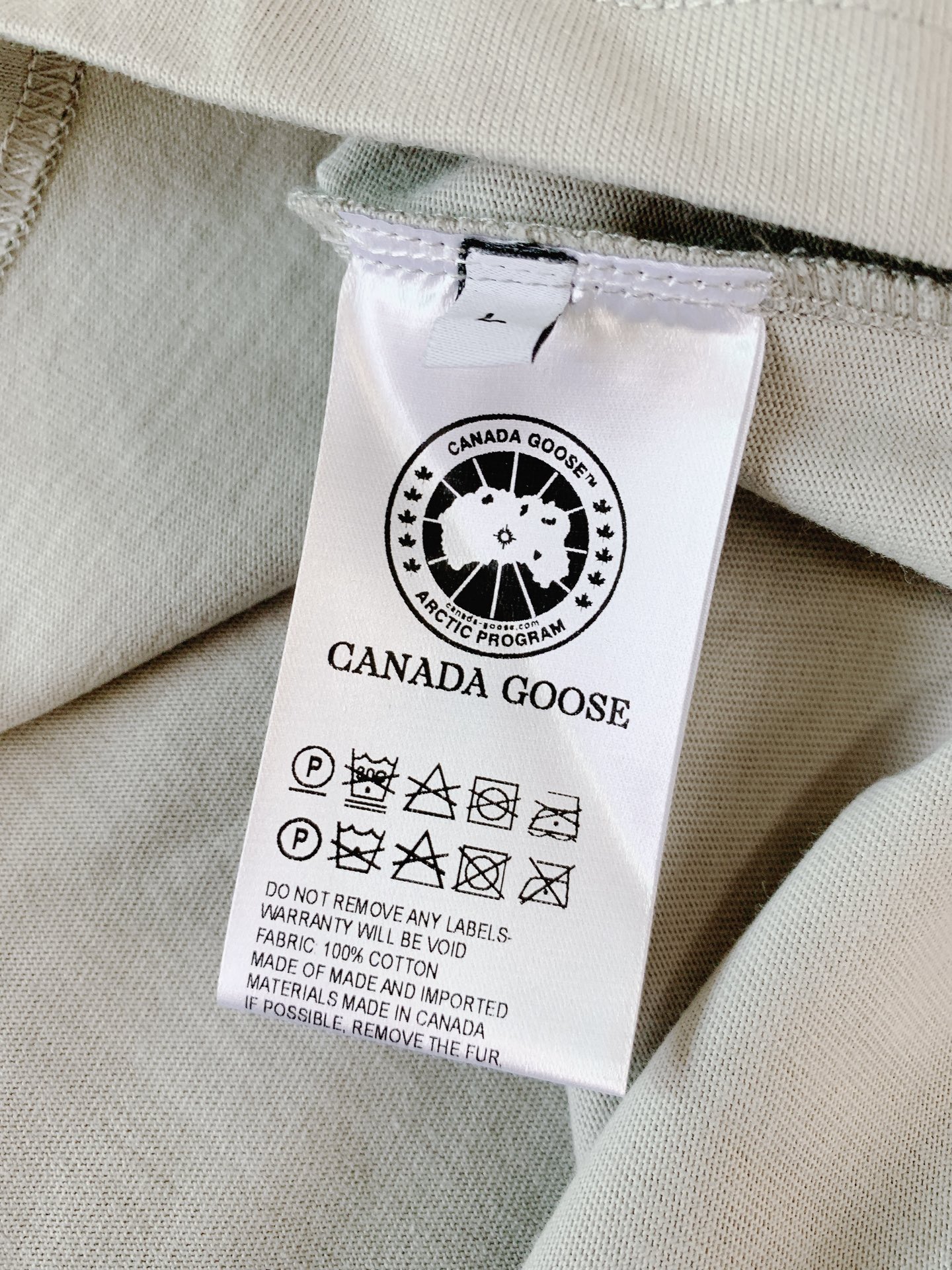 Canada Goose 加拿大鹅 经典徽章短袖轻户外穿搭刚需，极简高级百搭款。甄选亲肤透气纯棉，柔软透