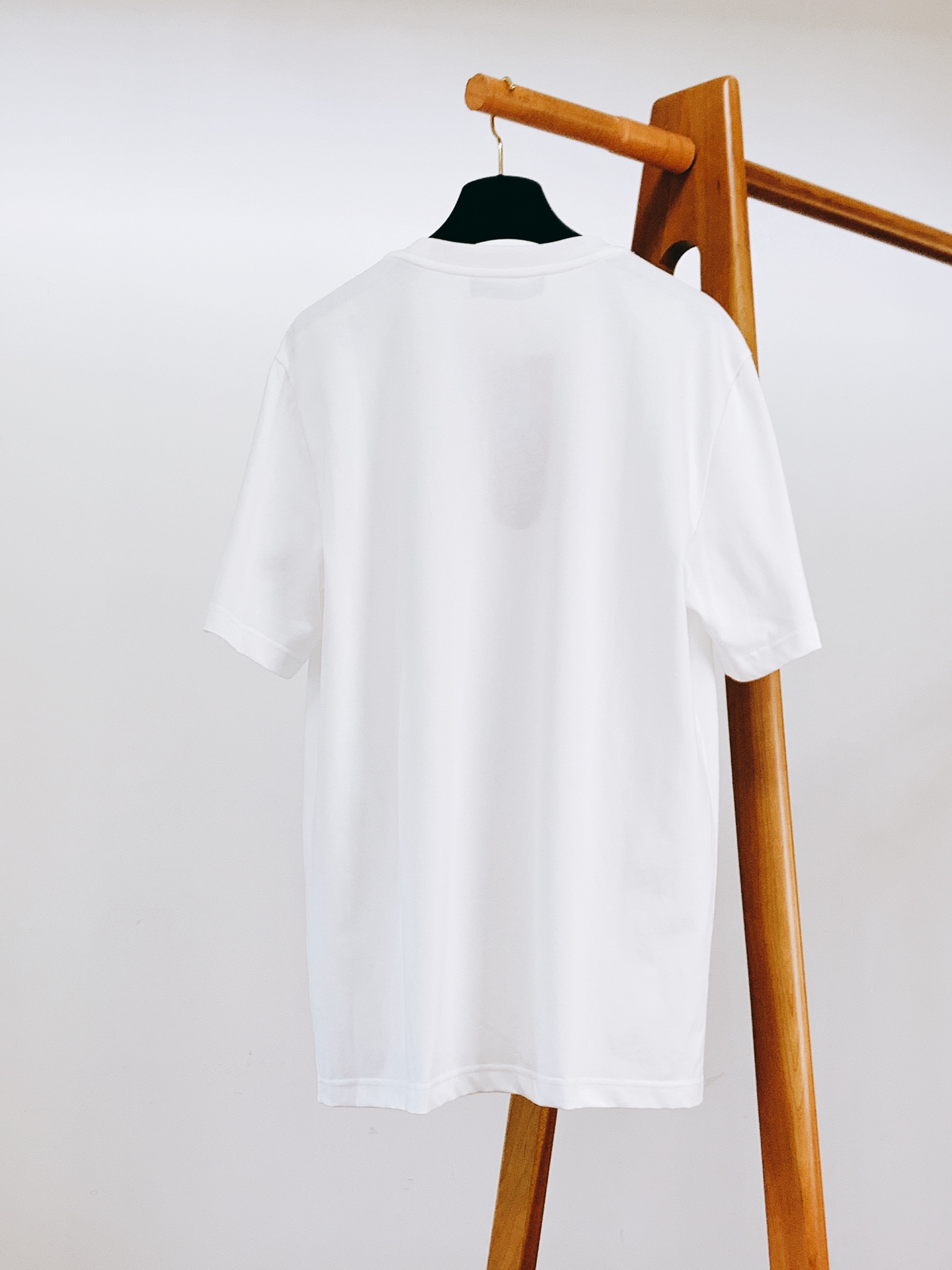 Canada Goose 加拿大鹅 经典徽章短袖轻户外穿搭刚需，极简高级百搭款。甄选亲肤透气纯棉，柔软透