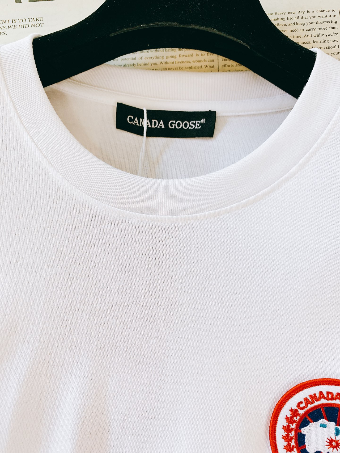 Canada Goose 加拿大鹅 经典徽章短袖轻户外穿搭刚需，极简高级百搭款。甄选亲肤透气纯棉，柔软透