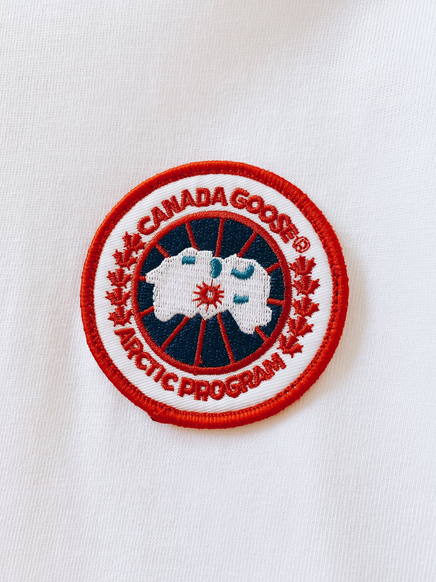 Canada Goose 加拿大鹅 经典徽章短袖轻户外穿搭刚需，极简高级百搭款。甄选亲肤透气纯棉，柔软透