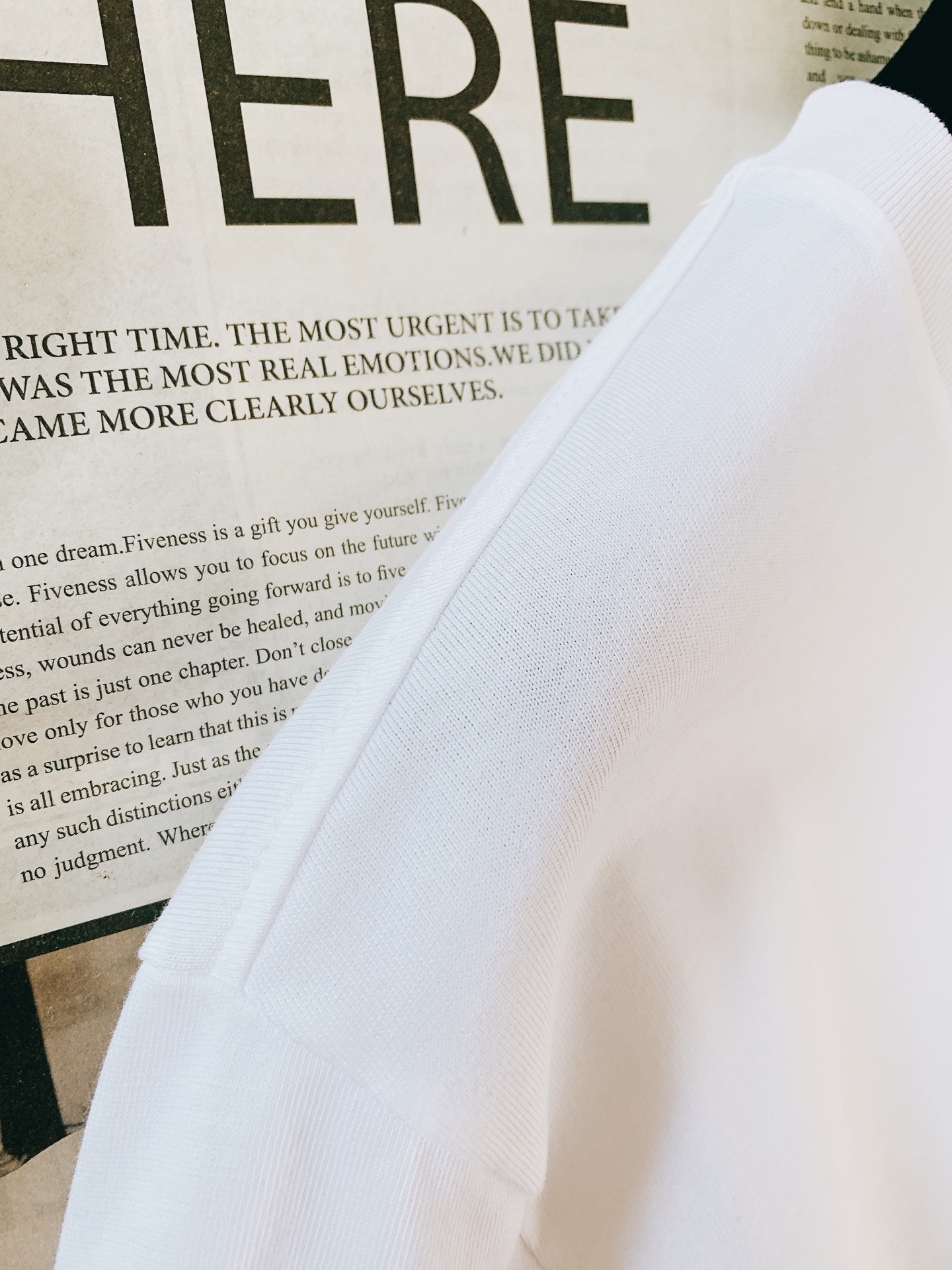 Canada Goose 加拿大鹅 经典徽章短袖轻户外穿搭刚需，极简高级百搭款。甄选亲肤透气纯棉，柔软透