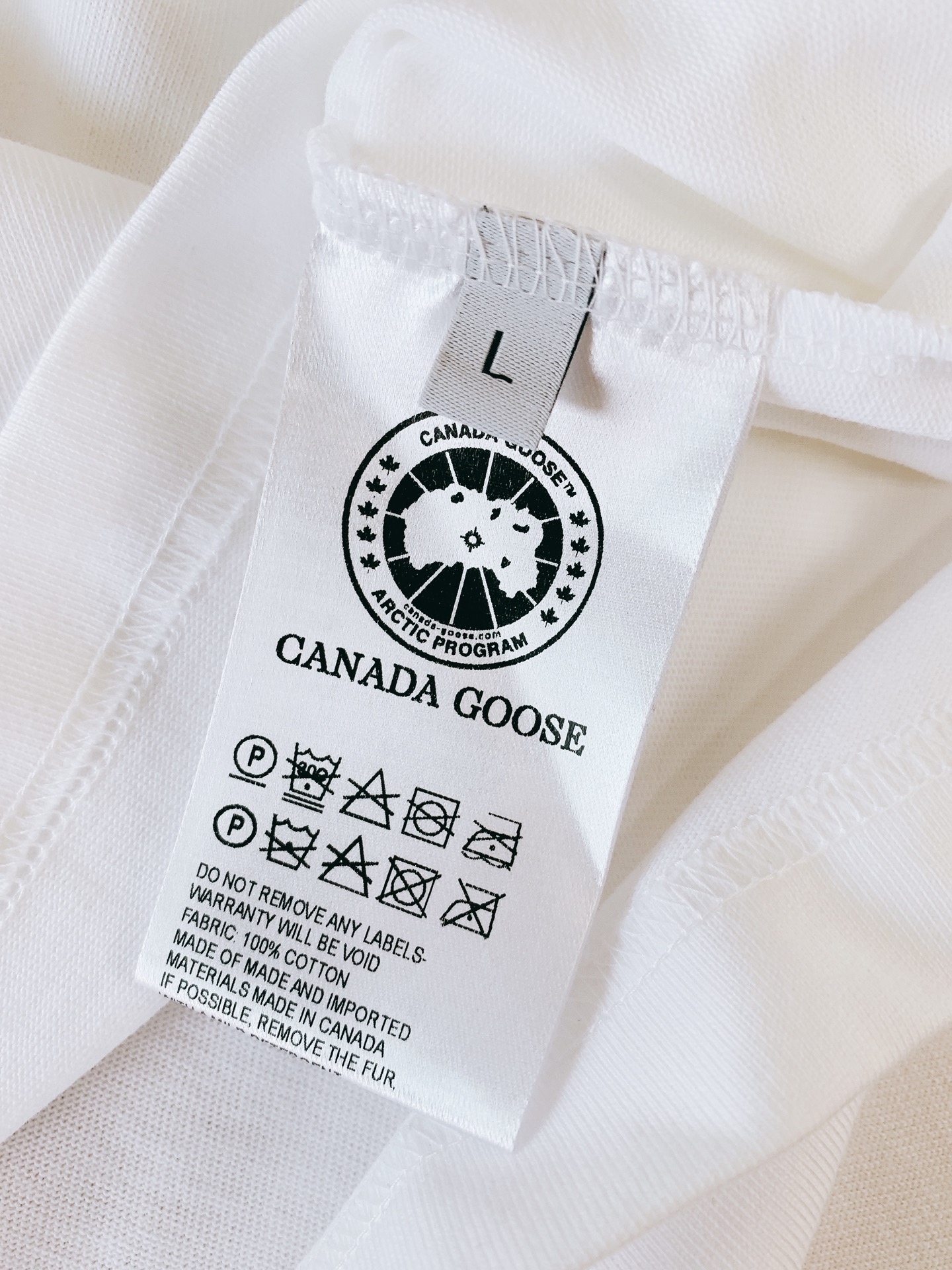 Canada Goose 加拿大鹅 经典徽章短袖轻户外穿搭刚需，极简高级百搭款。甄选亲肤透气纯棉，柔软透