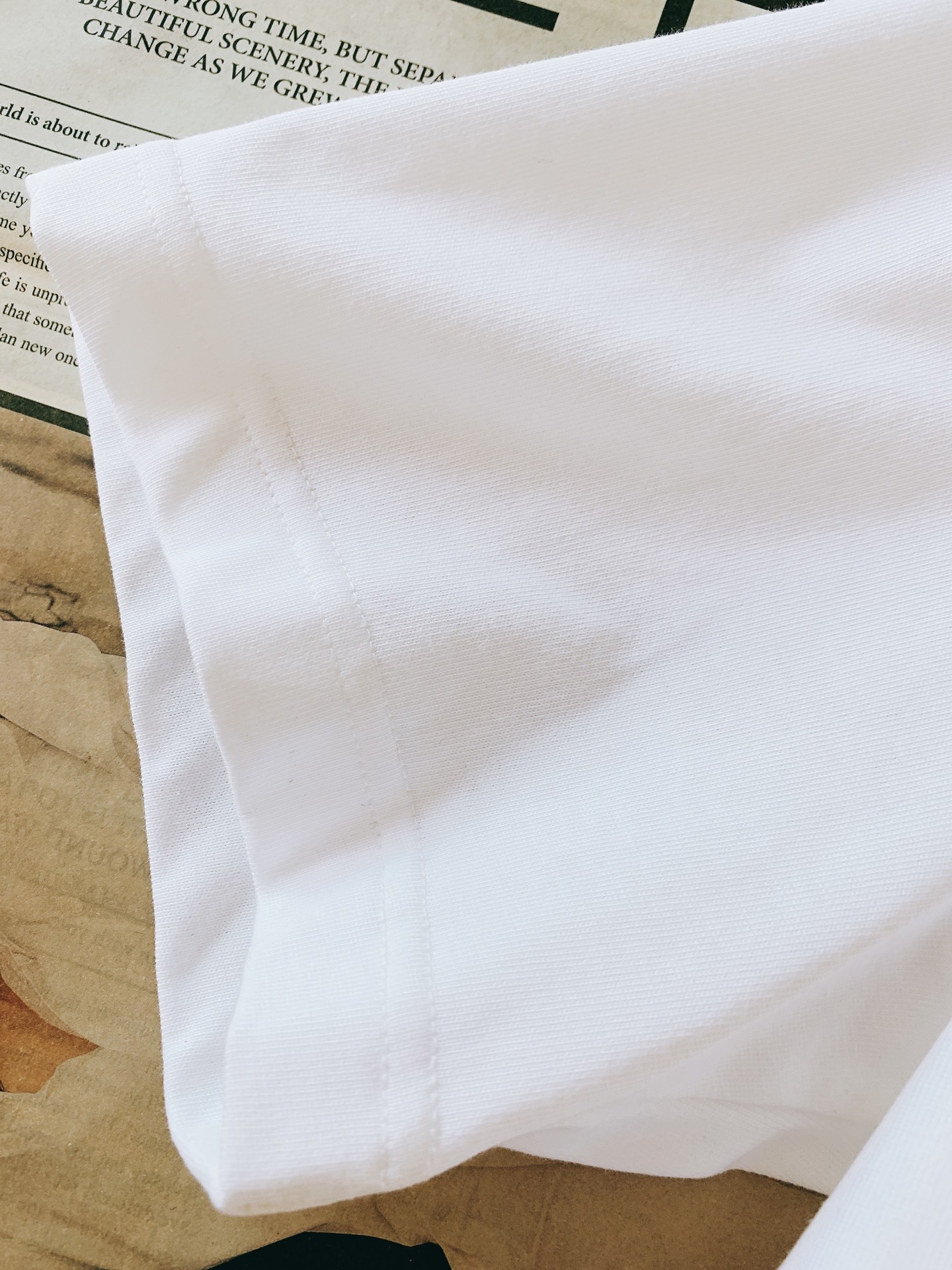 Canada Goose 加拿大鹅 经典徽章短袖轻户外穿搭刚需，极简高级百搭款。甄选亲肤透气纯棉，柔软透