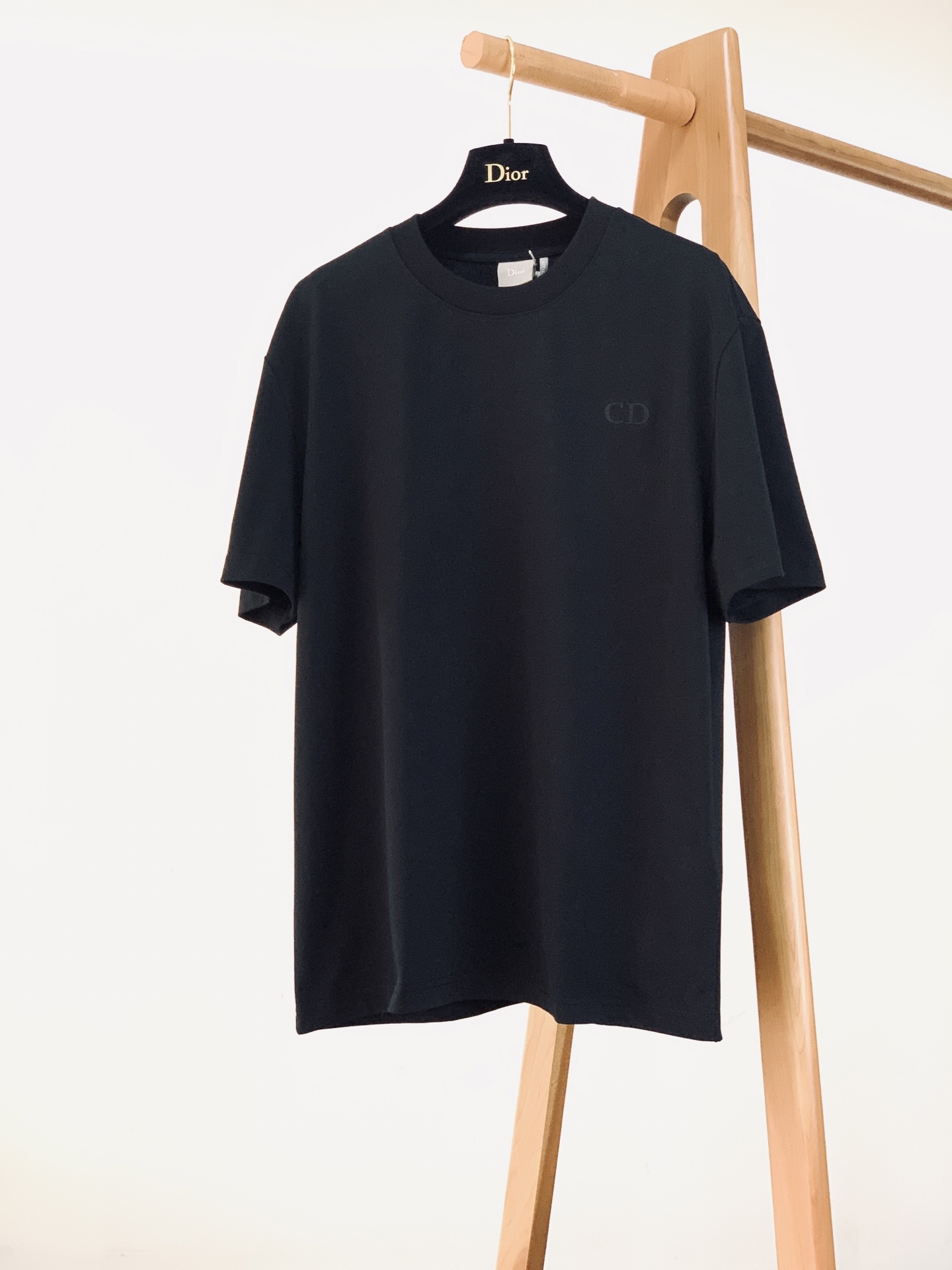 Dior Homme 迪奥·桀傲 2026SS春夏新品 纯色CD刺绣短袖👕男女同款。经典基础款力作，融汇