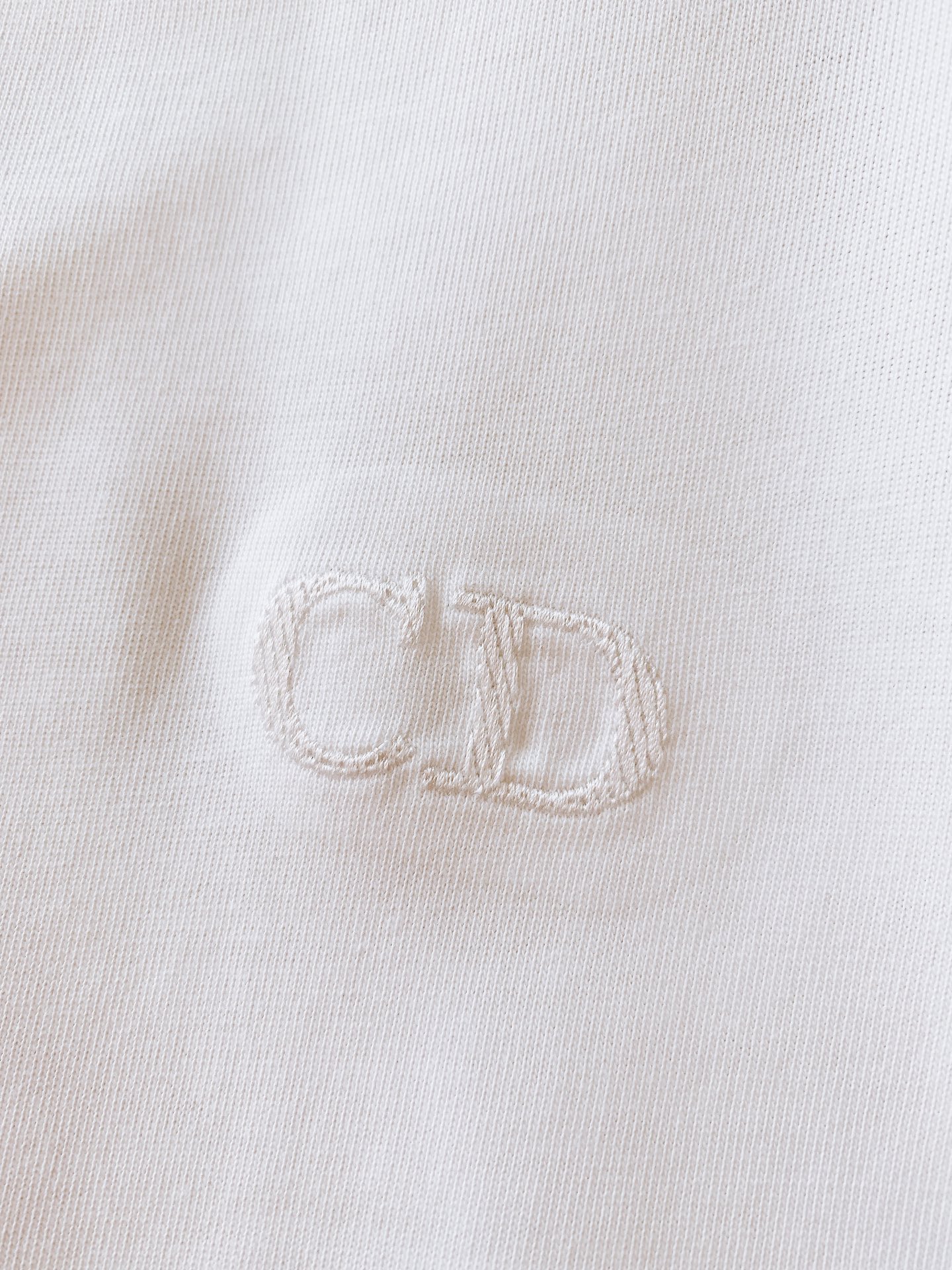Dior Homme 迪奥·桀傲 2026SS春夏新品 纯色CD刺绣短袖👕男女同款。经典基础款力作，融汇