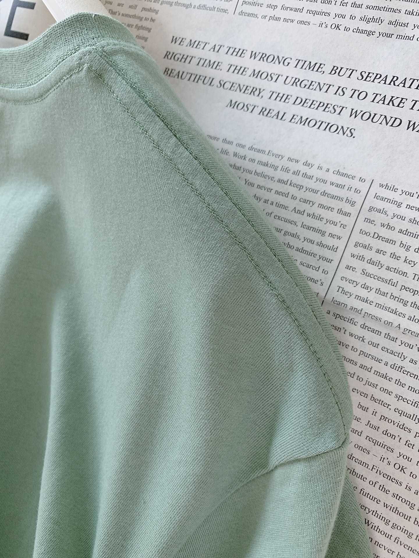 Loewe 罗意威 2026SS春夏新品Anagram刺绣T恤。极简纯色基调融合品牌标志性Anagram