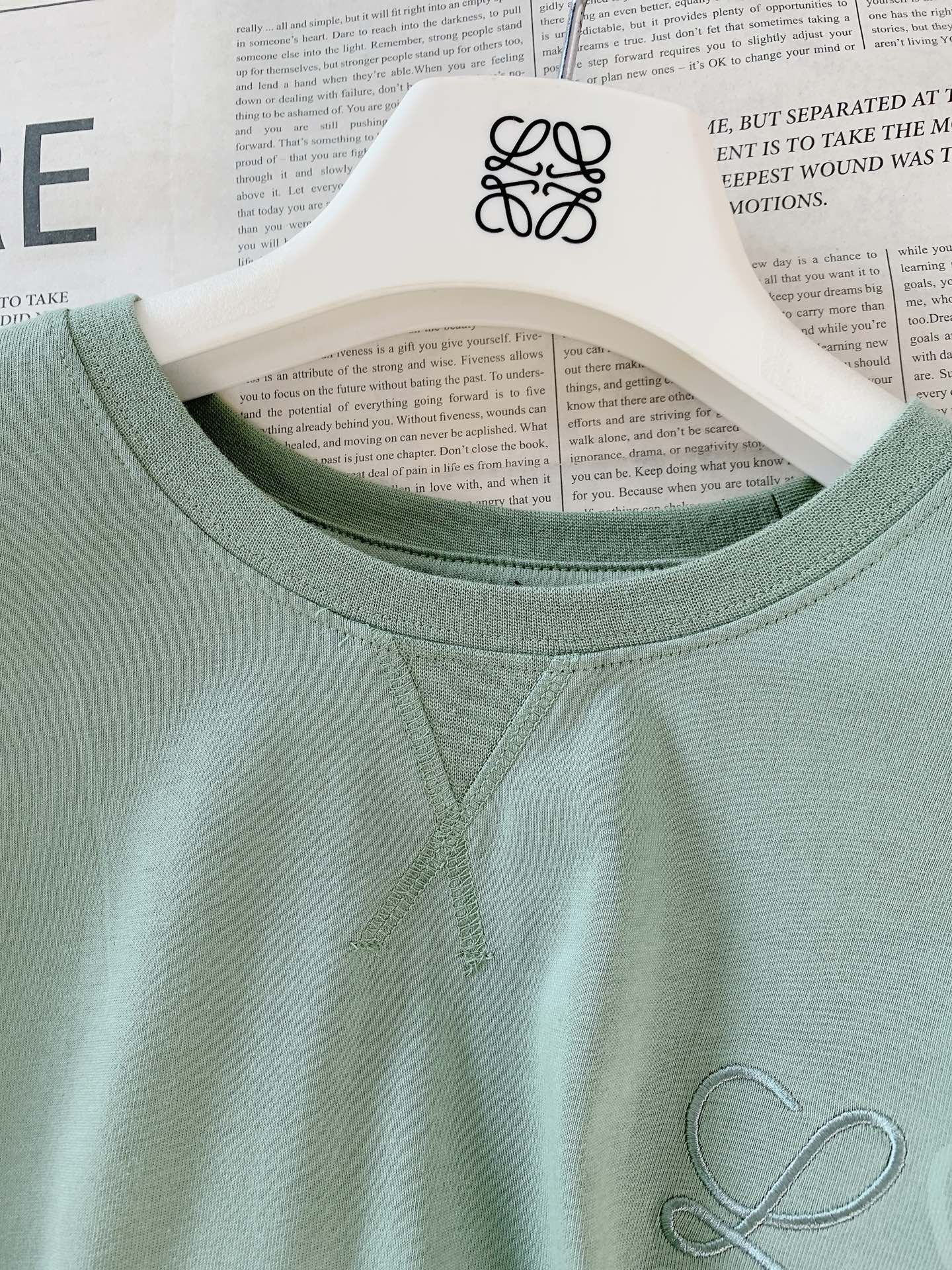 Loewe 罗意威 2026SS春夏新品Anagram刺绣T恤。极简纯色基调融合品牌标志性Anagram