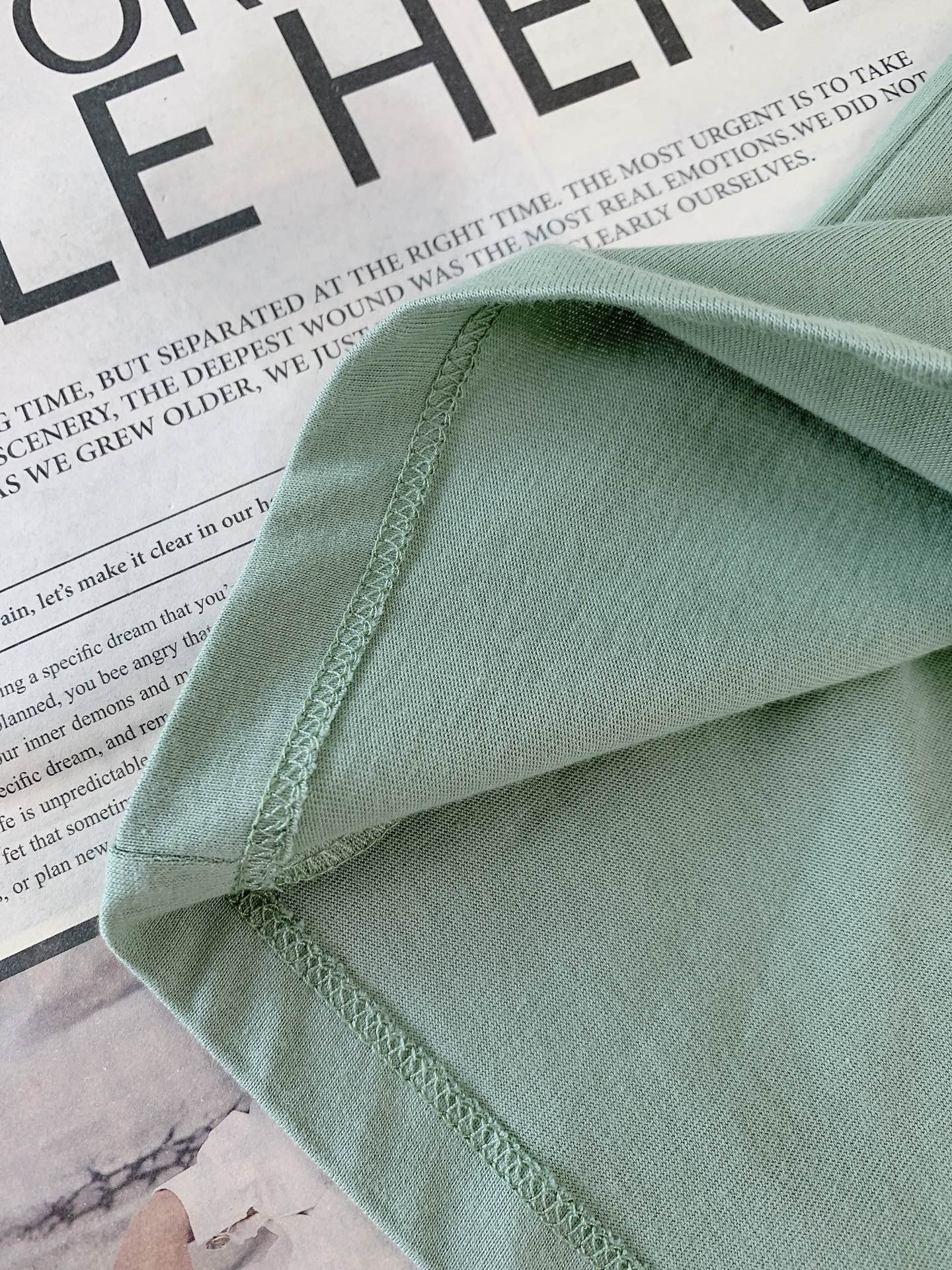 Loewe 罗意威 2026SS春夏新品Anagram刺绣T恤。极简纯色基调融合品牌标志性Anagram