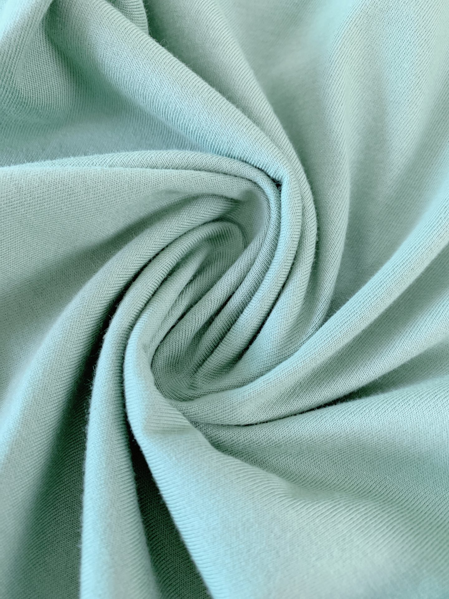 Loewe 罗意威 2026SS春夏新品Anagram刺绣T恤。极简纯色基调融合品牌标志性Anagram