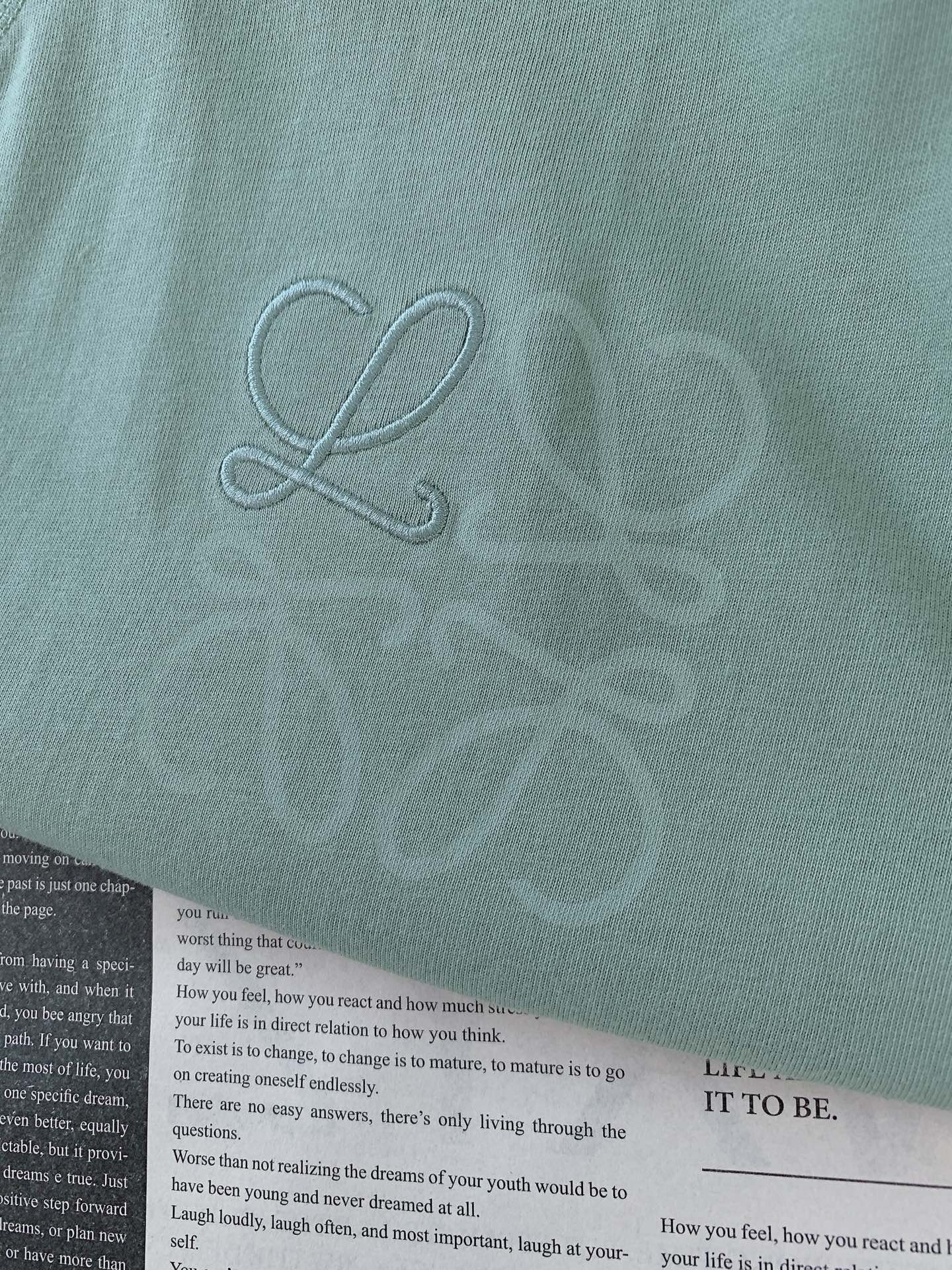 Loewe 罗意威 2026SS春夏新品Anagram刺绣T恤。极简纯色基调融合品牌标志性Anagram