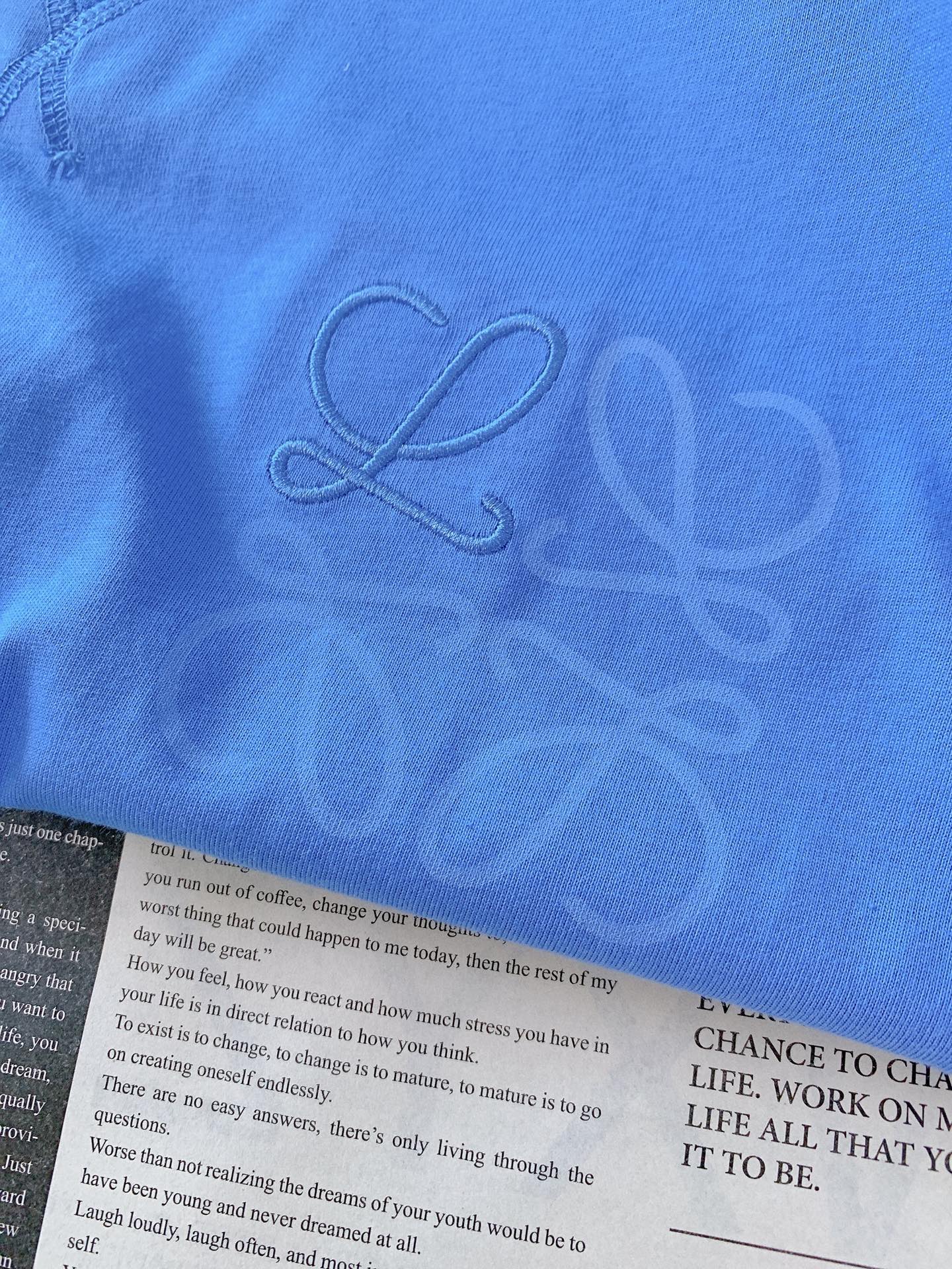 Loewe 罗意威 2026SS春夏新品Anagram刺绣T恤。极简纯色基调融合品牌标志性Anagram