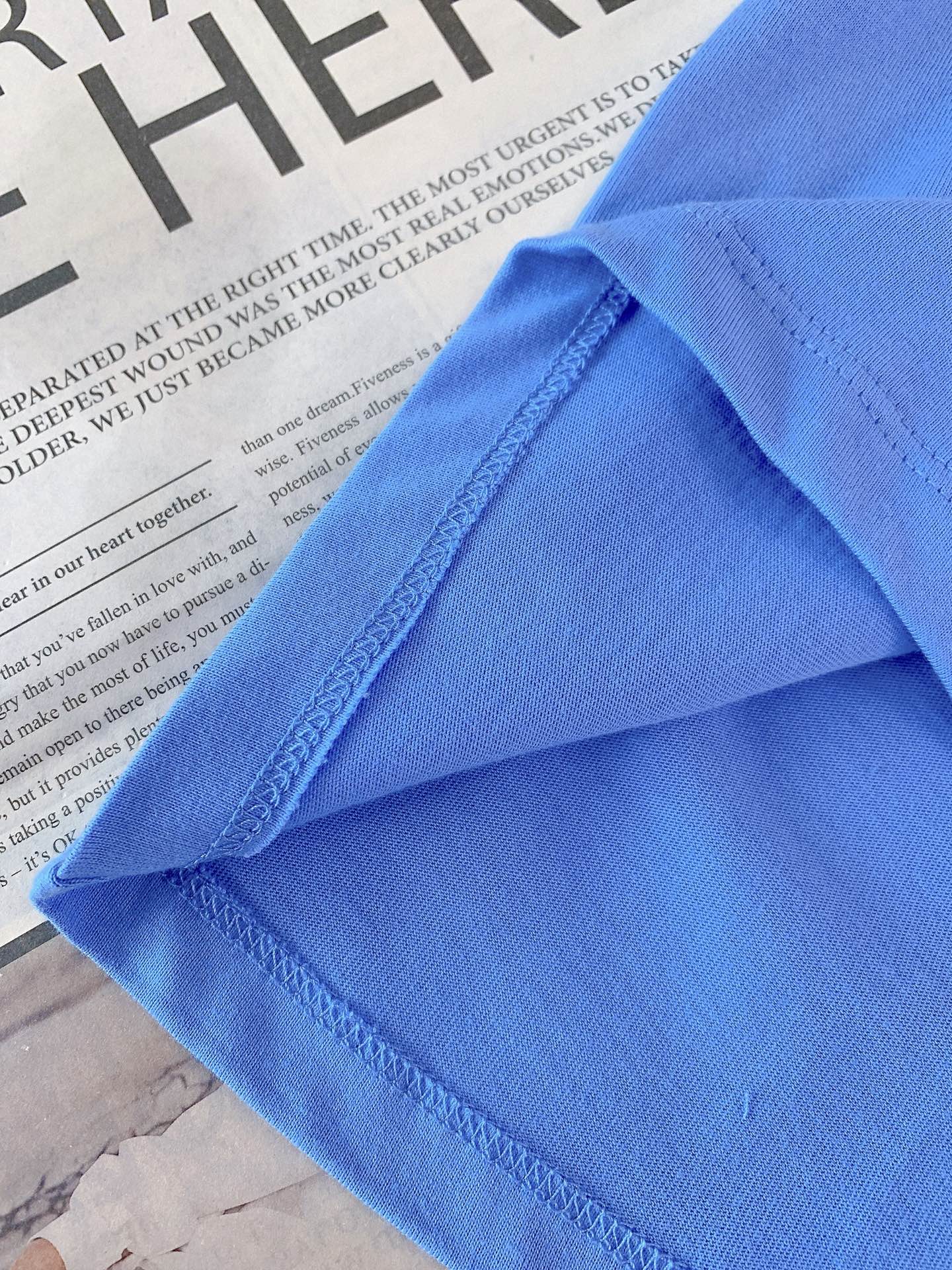 Loewe 罗意威 2026SS春夏新品Anagram刺绣T恤。极简纯色基调融合品牌标志性Anagram