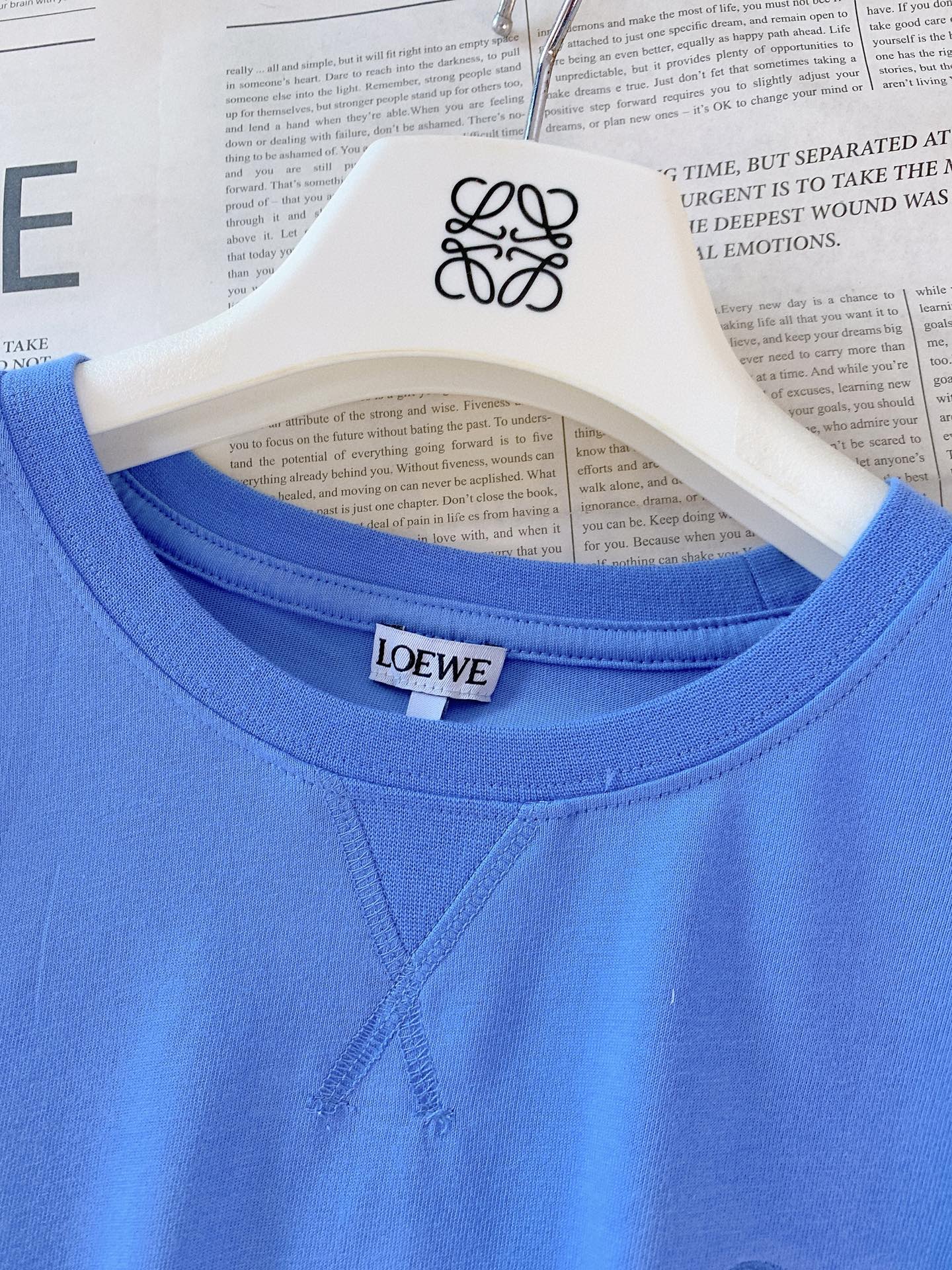 Loewe 罗意威 2026SS春夏新品Anagram刺绣T恤。极简纯色基调融合品牌标志性Anagram