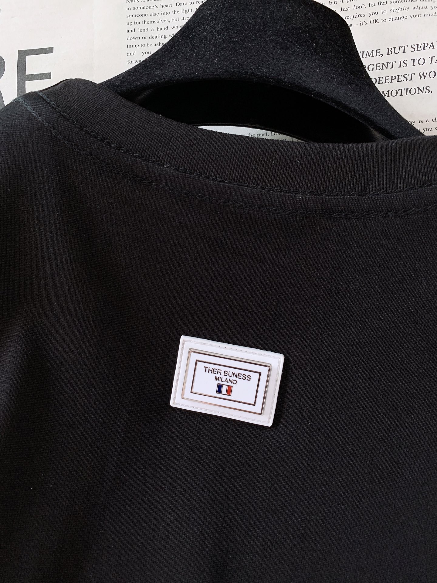 Thom Browne 汤姆·布朗 2026SS春夏新品 经典小狗标识短袖TB年度刚需爆款，简约轻奢自带