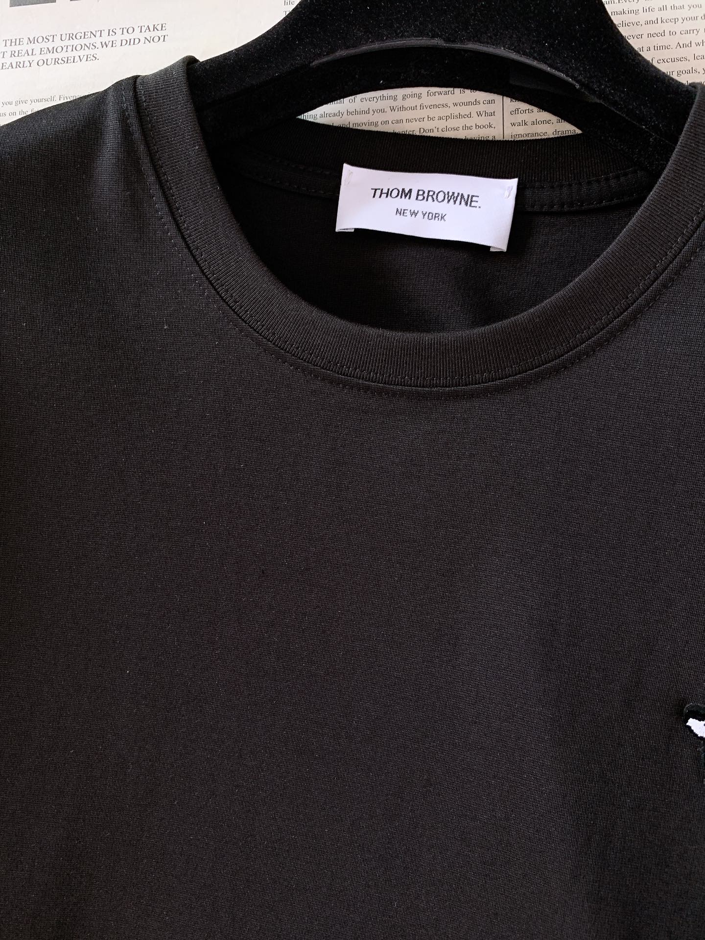 Thom Browne 汤姆·布朗 2026SS春夏新品 经典小狗标识短袖TB年度刚需爆款，简约轻奢自带