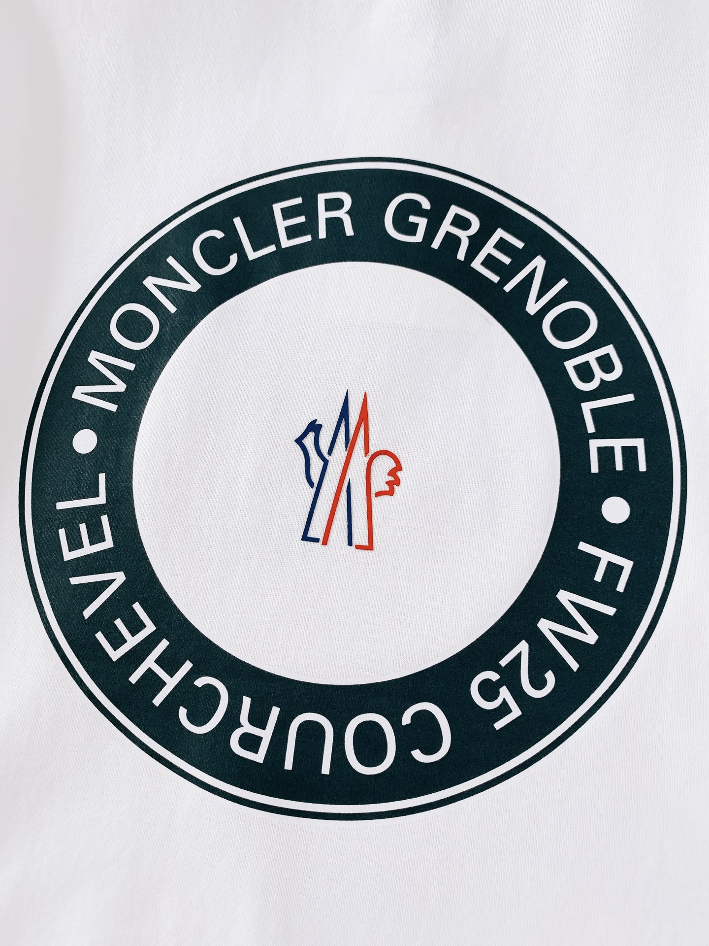 Moncler 蒙口 2026SS春夏新品拼色徽标短袖｜夏日轻奢刚需单品自带高级简约的户外轻奢气质。精选