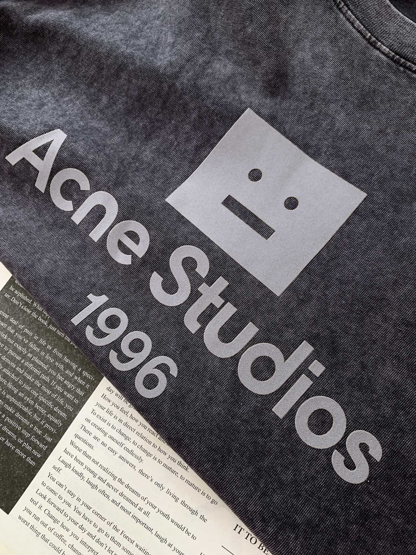 AcneStudios 艾克妮 经典笑脸水洗T恤北欧小众高街代表作，自带复古滤镜的气质神T。重磅水洗做旧
