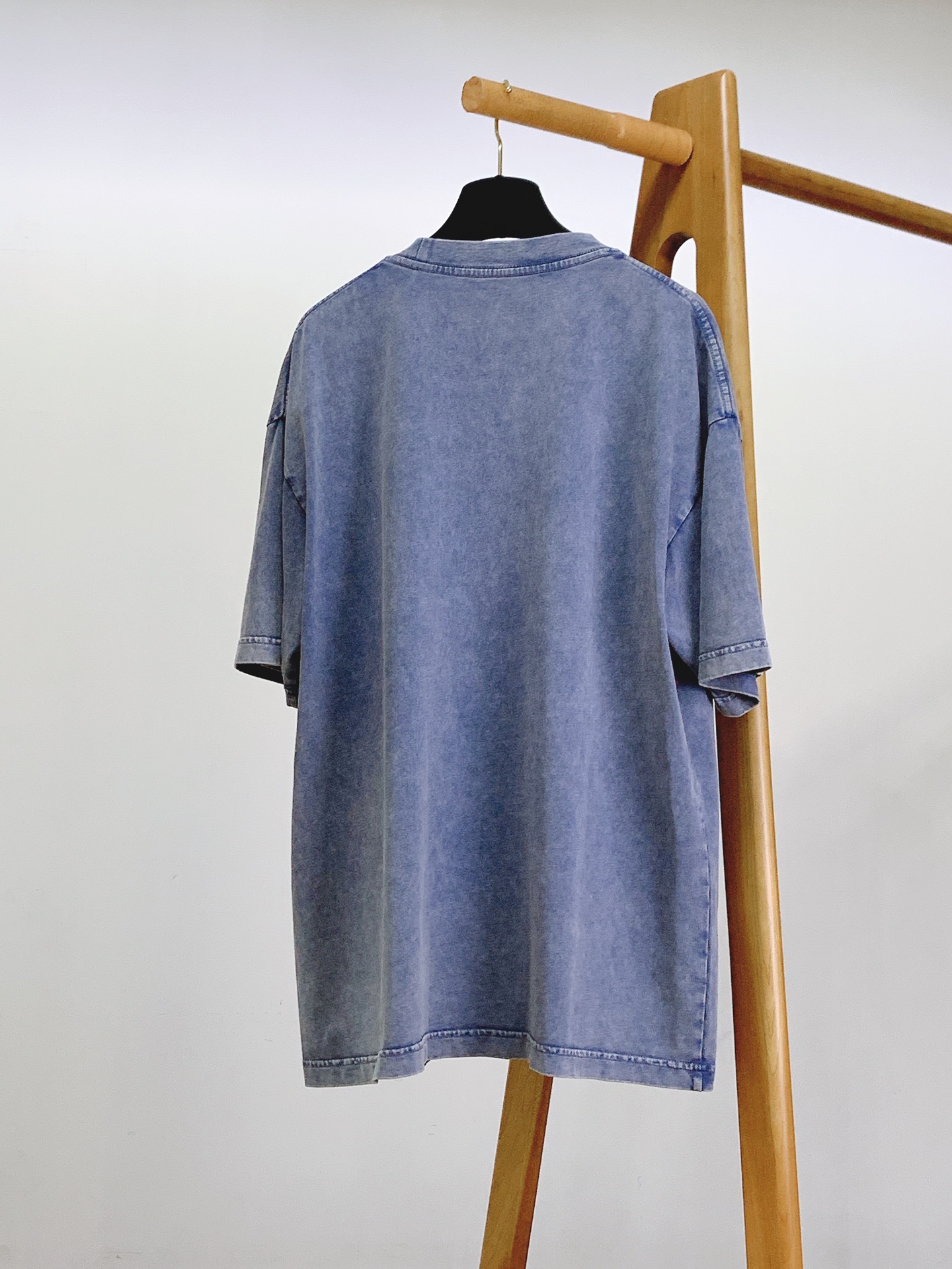 AcneStudios 艾克妮 复古水洗字母T北欧极简风代表作，氛围感拉满的复古单品。定制水洗做旧面料，