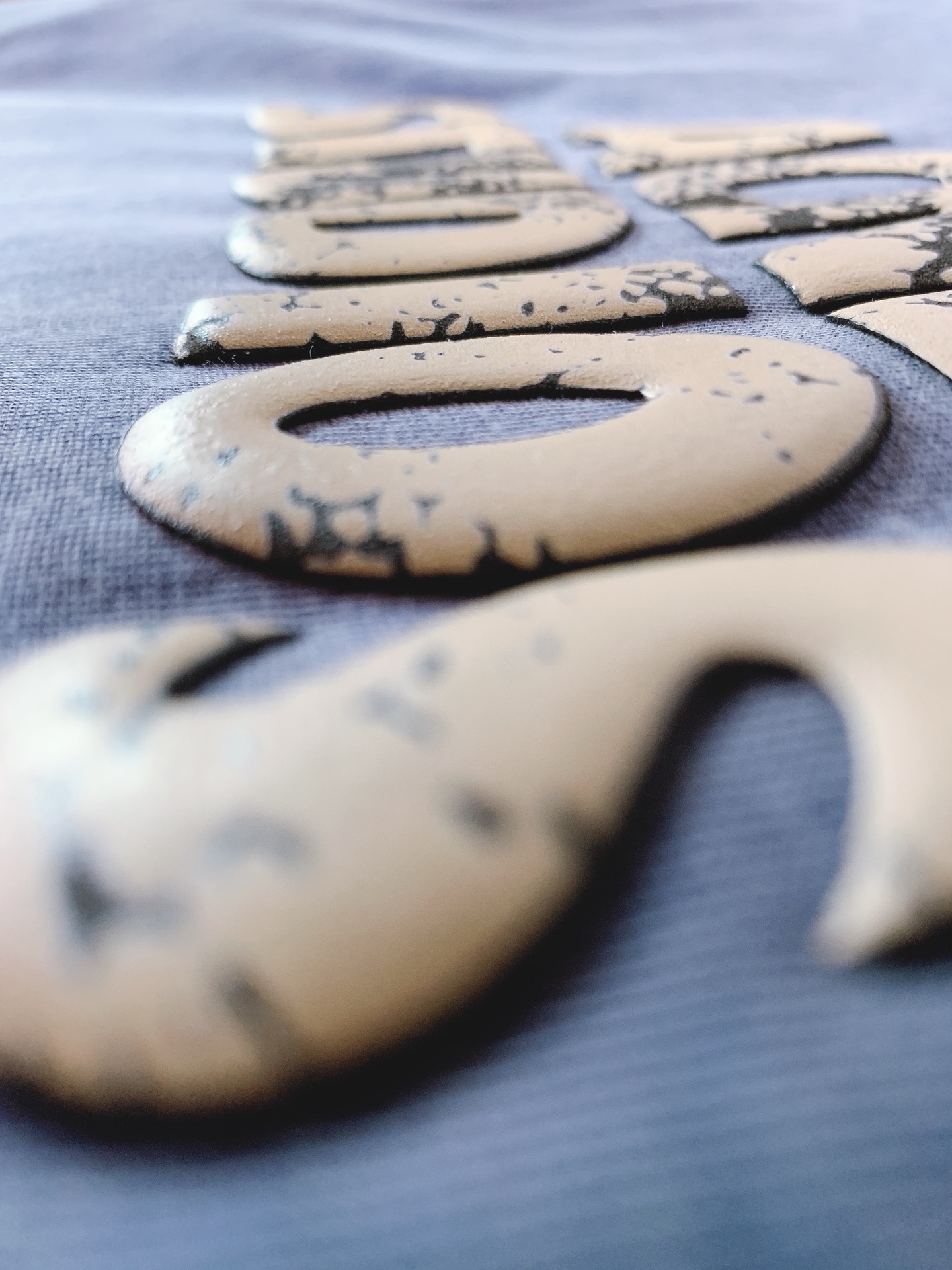 AcneStudios 艾克妮 复古水洗字母T北欧极简风代表作，氛围感拉满的复古单品。定制水洗做旧面料，