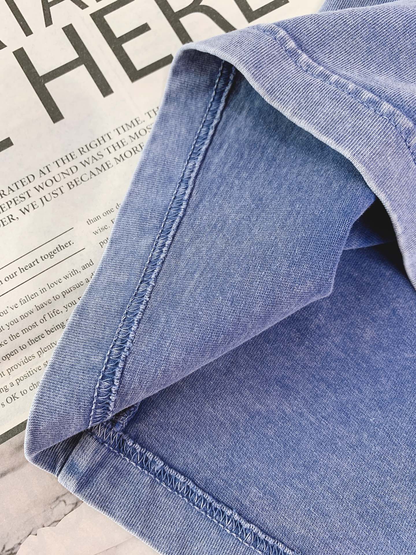 AcneStudios 艾克妮 复古水洗字母T北欧极简风代表作，氛围感拉满的复古单品。定制水洗做旧面料，