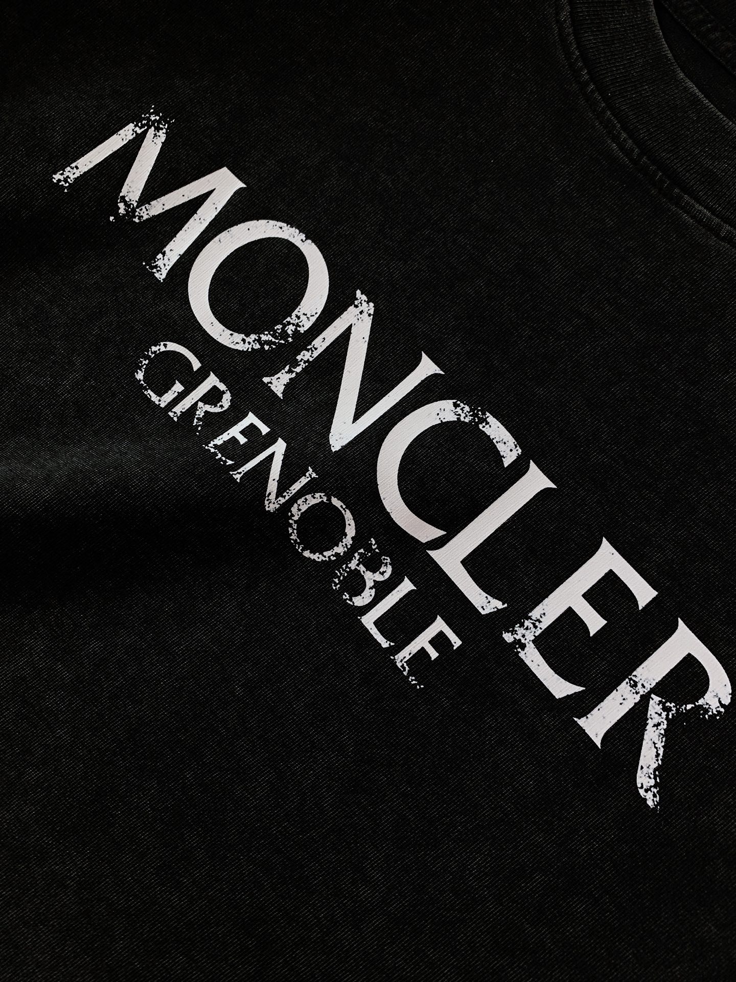 Moncler 蒙口 2026SS春夏新品前后双标复古水洗T恤经典轻奢力作，重塑夏日极简穿搭。定制重磅水