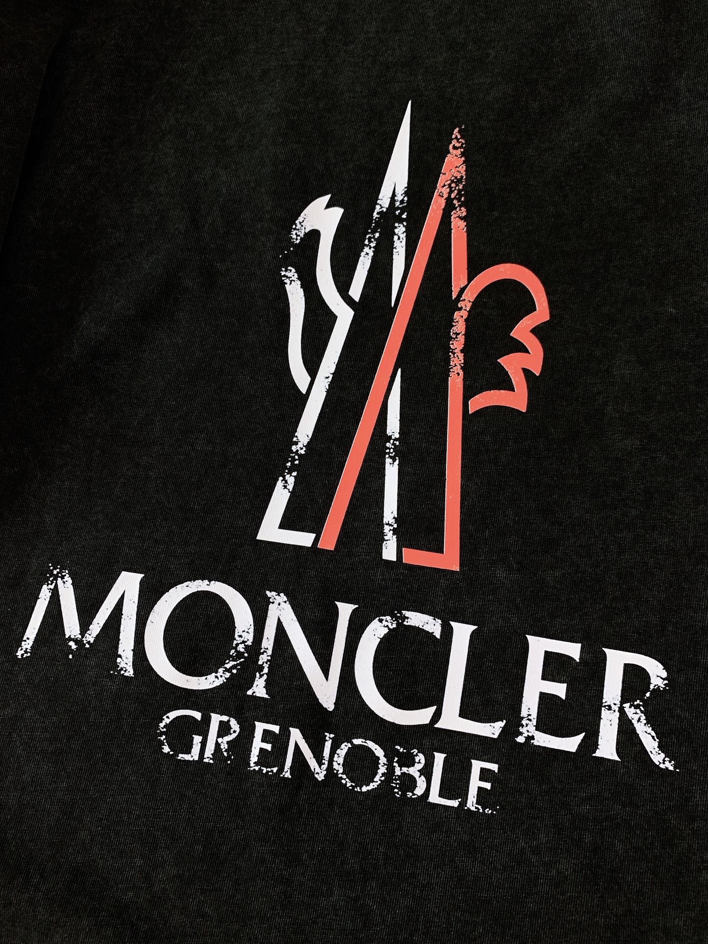 Moncler 蒙口 2026SS春夏新品前后双标复古水洗T恤经典轻奢力作，重塑夏日极简穿搭。定制重磅水