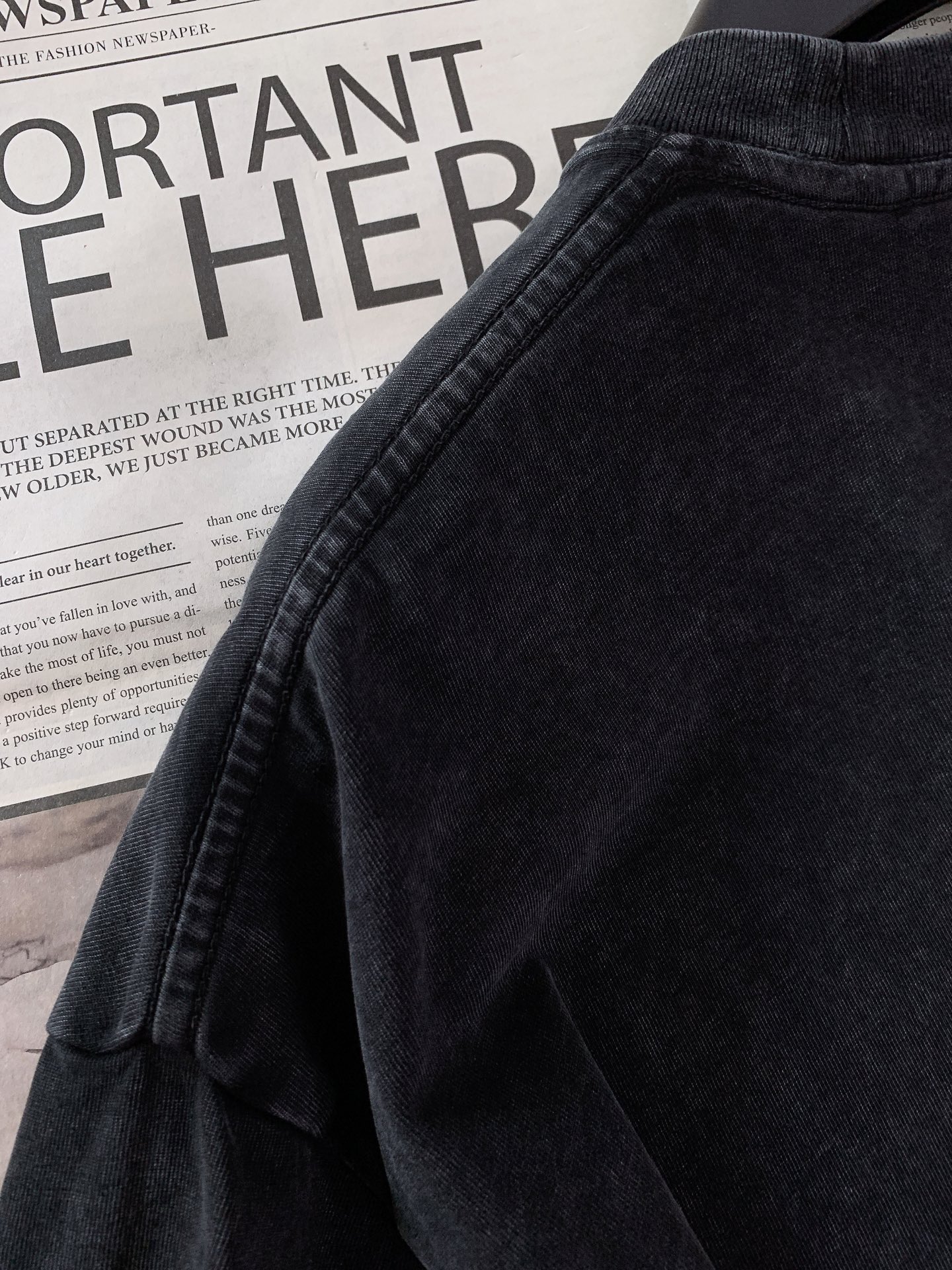 Moncler 蒙口 2026SS春夏新品前后双标复古水洗T恤经典轻奢力作，重塑夏日极简穿搭。定制重磅水