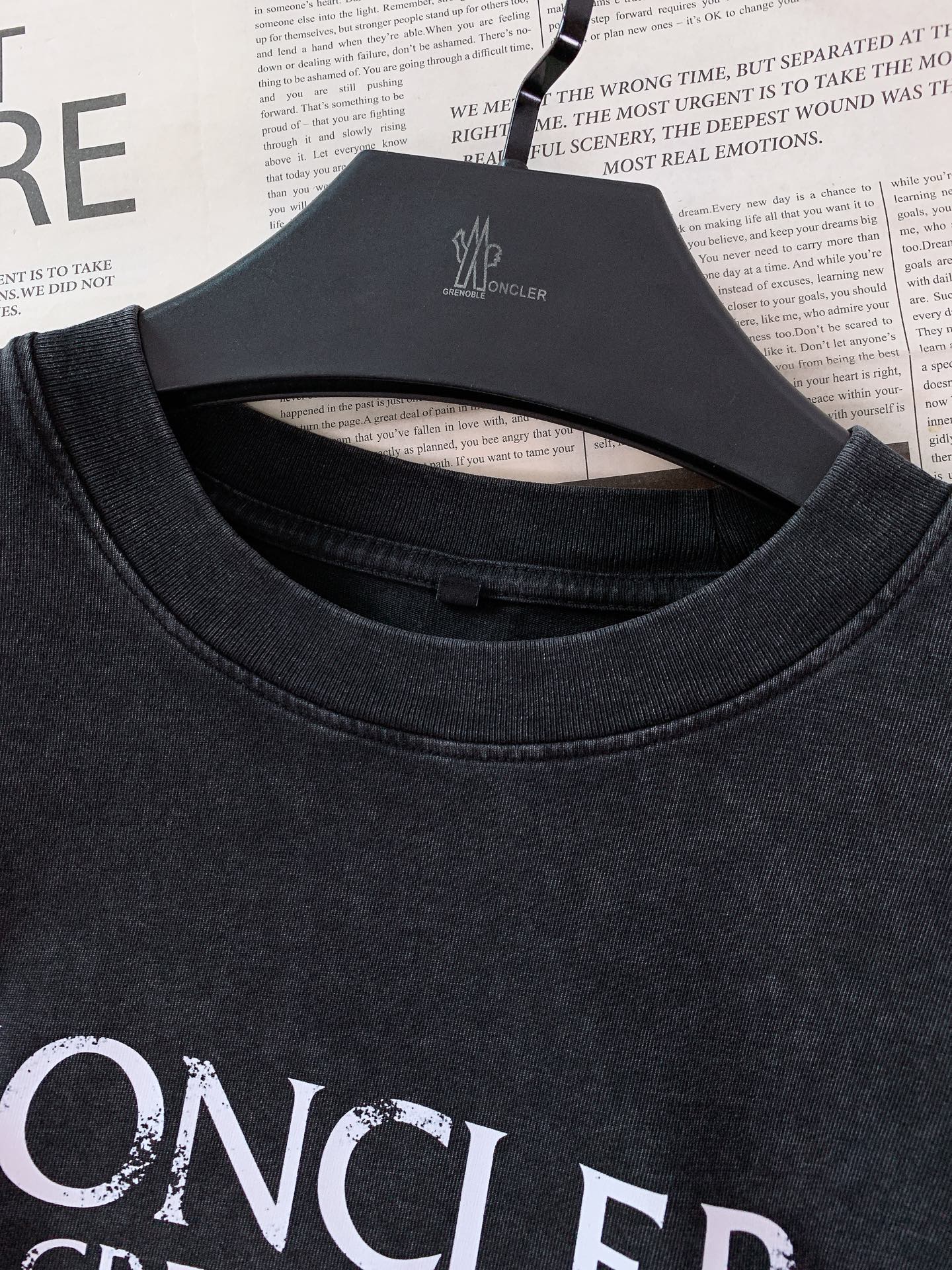 Moncler 蒙口 2026SS春夏新品前后双标复古水洗T恤经典轻奢力作，重塑夏日极简穿搭。定制重磅水