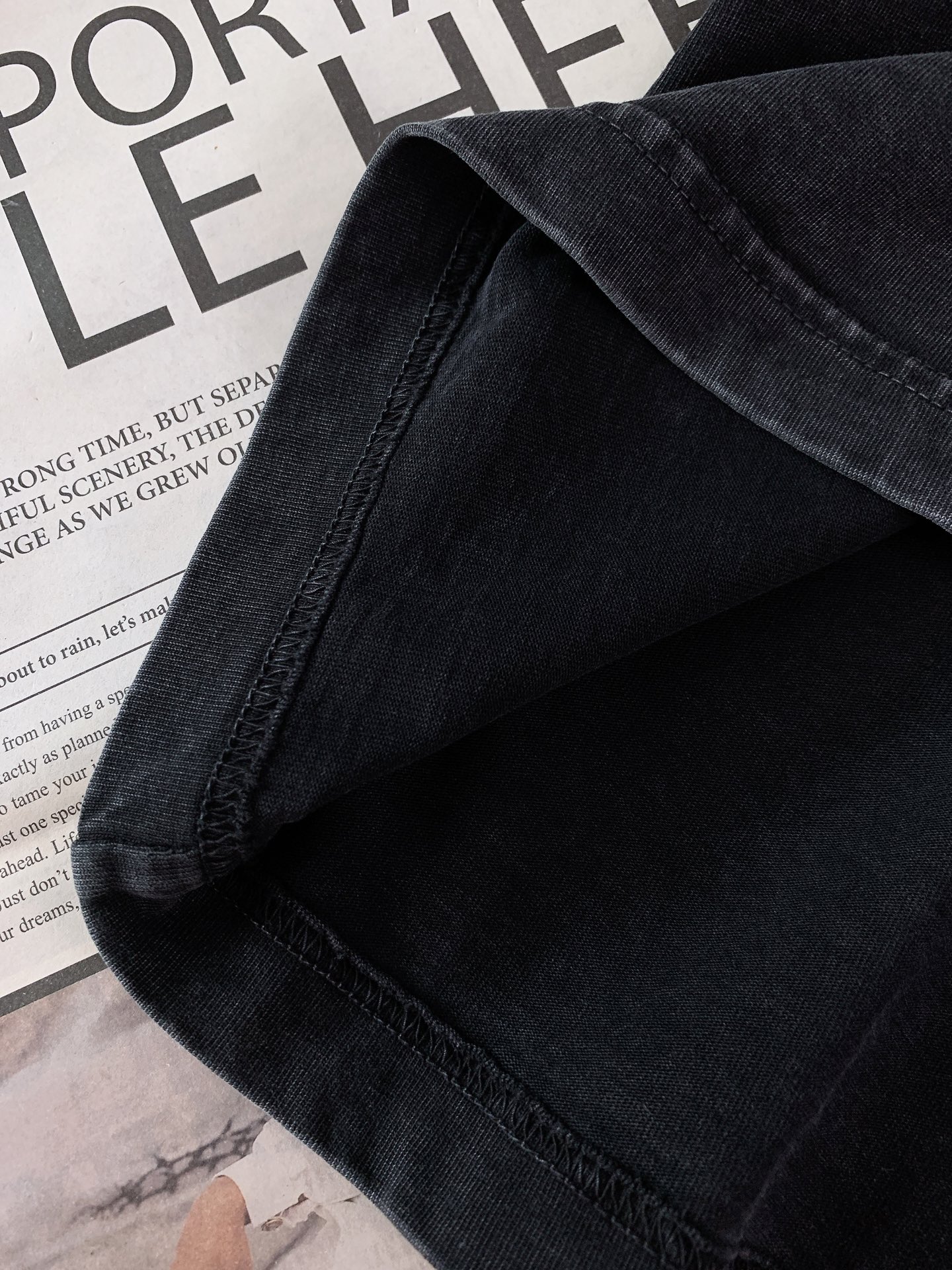 Moncler 蒙口 2026SS春夏新品前后双标复古水洗T恤经典轻奢力作，重塑夏日极简穿搭。定制重磅水