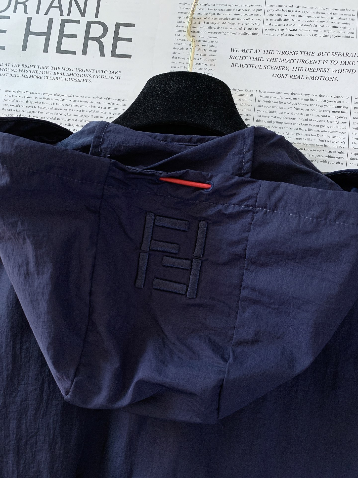 Fendi 芬迪 2026SS春夏新品新款连帽马甲，轻奢户外风兼得。定制褶皱防风面料，轻薄透气，上身轻盈