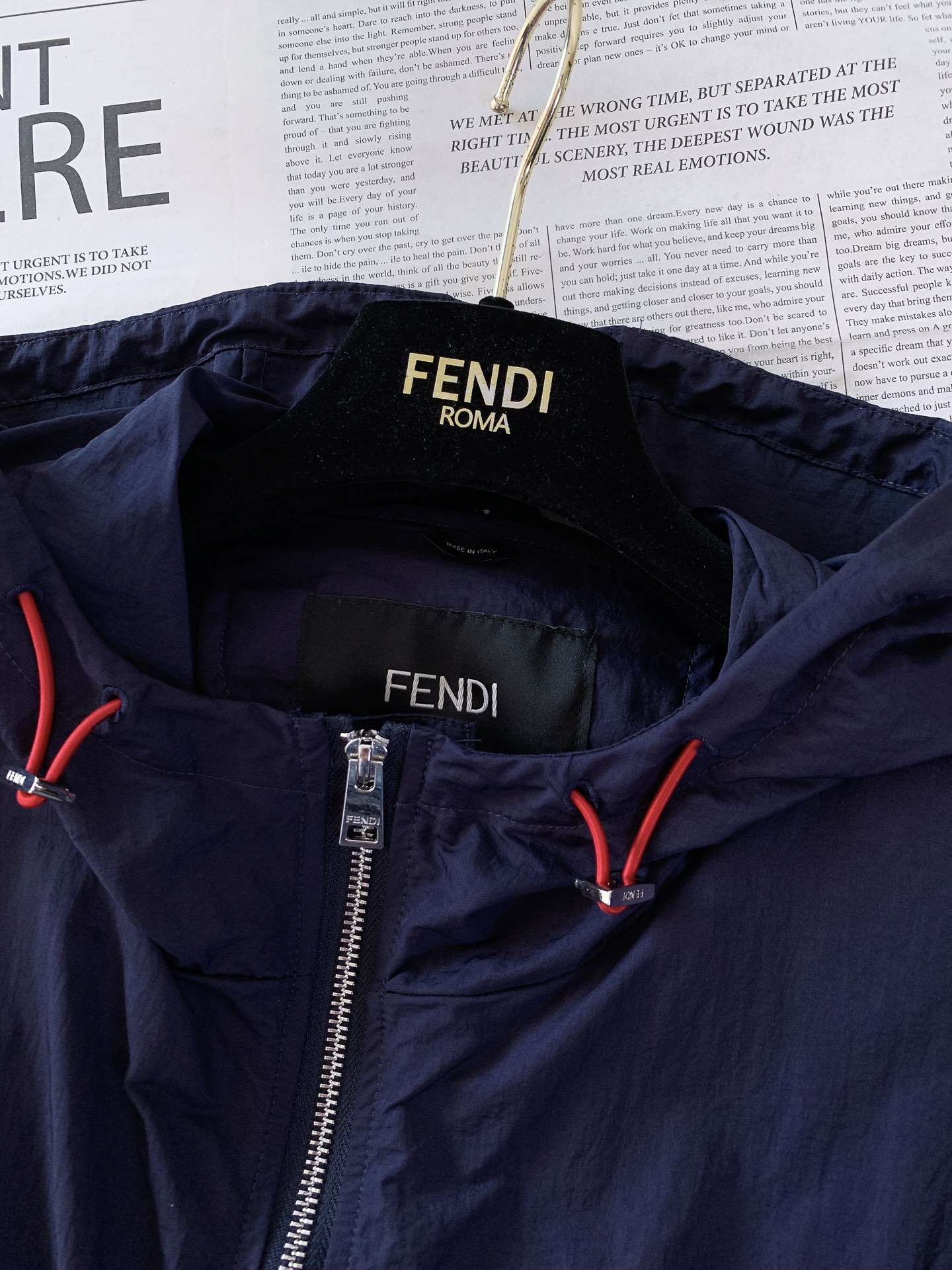 Fendi 芬迪 2026SS春夏新品新款连帽马甲，轻奢户外风兼得。定制褶皱防风面料，轻薄透气，上身轻盈