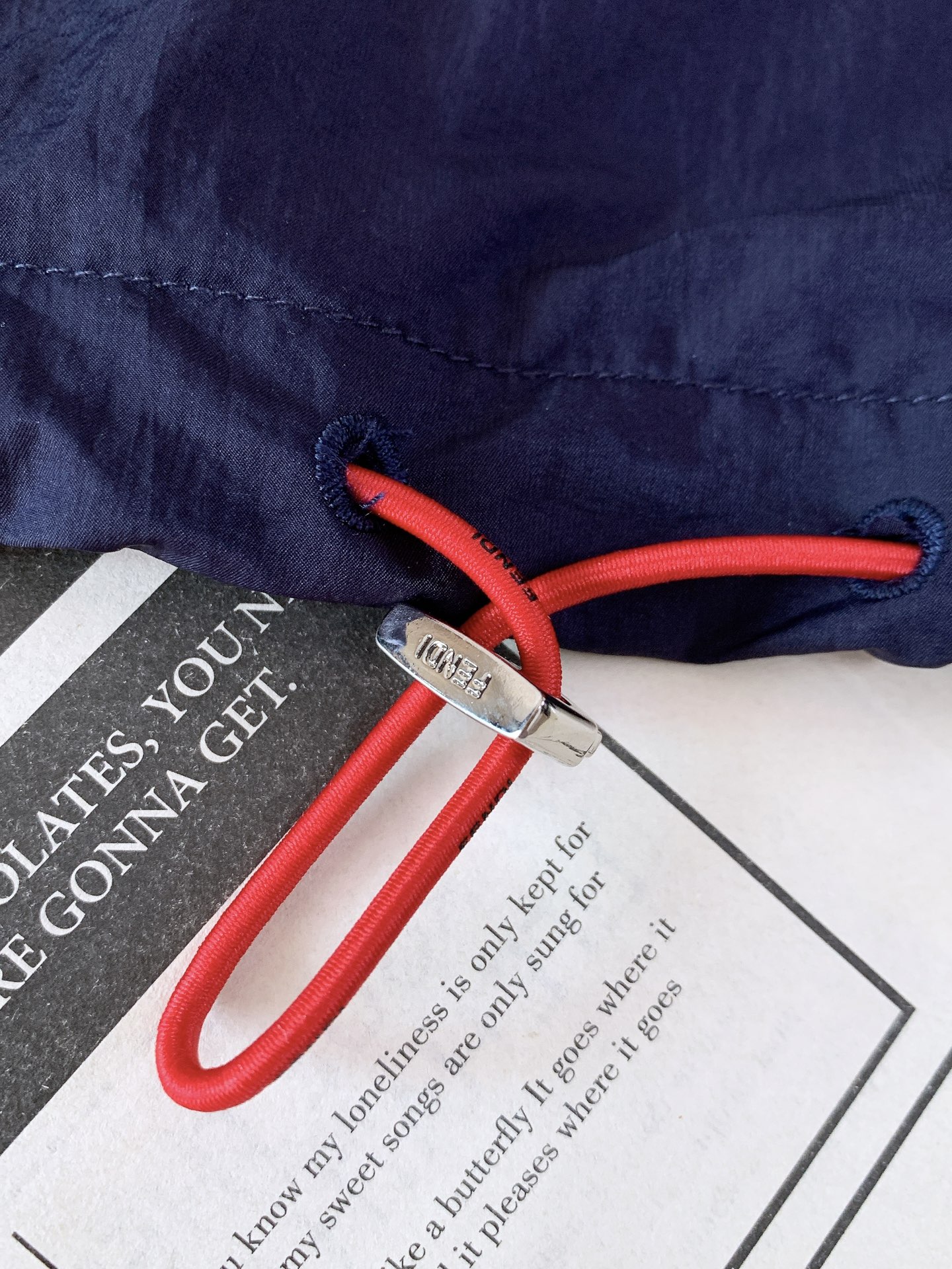 Fendi 芬迪 2026SS春夏新品新款连帽马甲，轻奢户外风兼得。定制褶皱防风面料，轻薄透气，上身轻盈