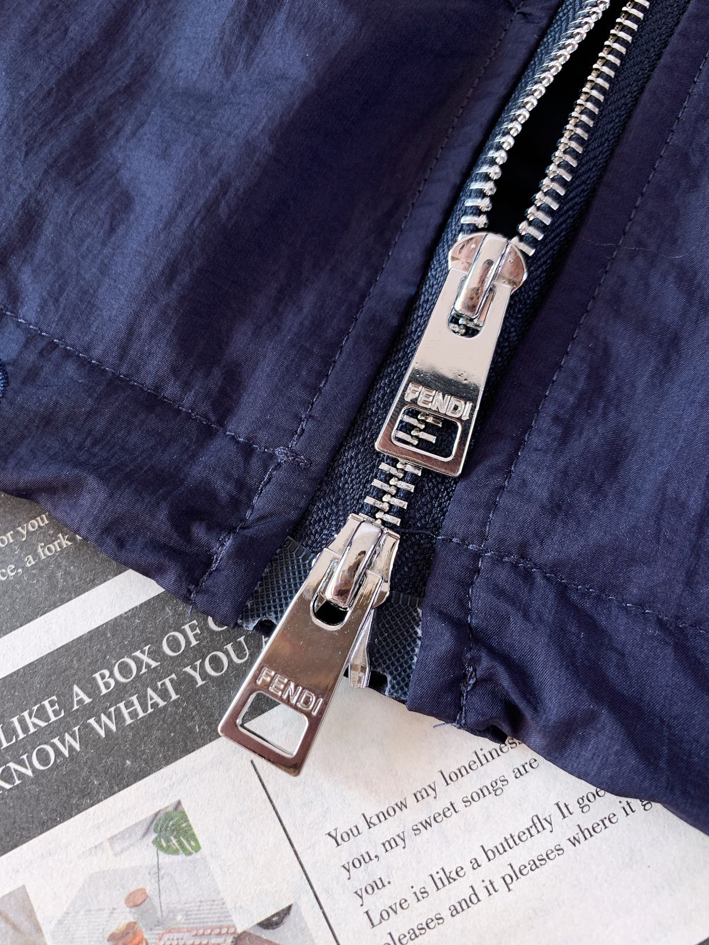 Fendi 芬迪 2026SS春夏新品新款连帽马甲，轻奢户外风兼得。定制褶皱防风面料，轻薄透气，上身轻盈