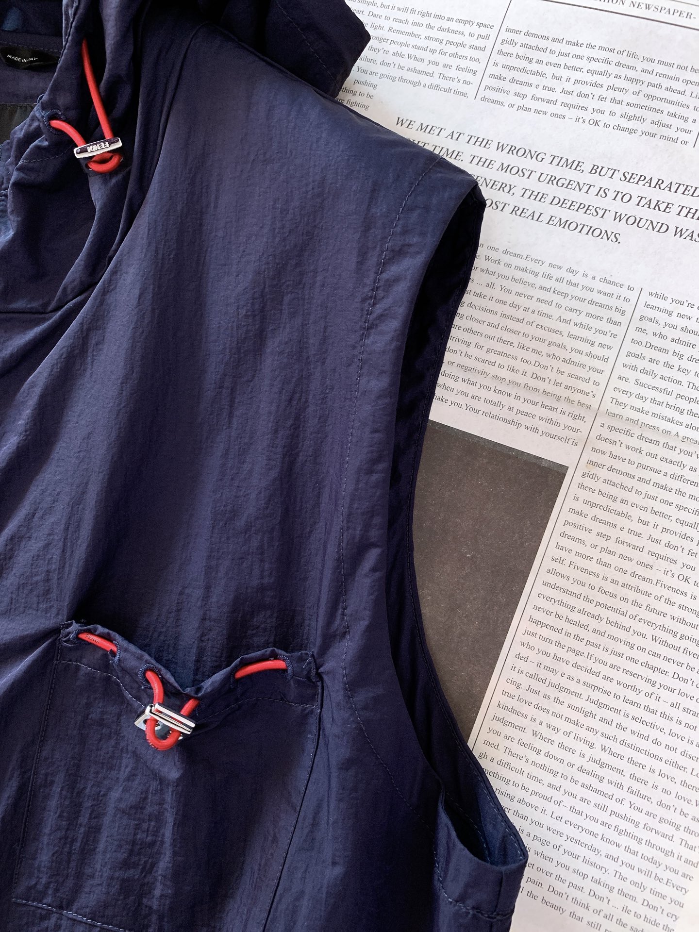 Fendi 芬迪 2026SS春夏新品新款连帽马甲，轻奢户外风兼得。定制褶皱防风面料，轻薄透气，上身轻盈