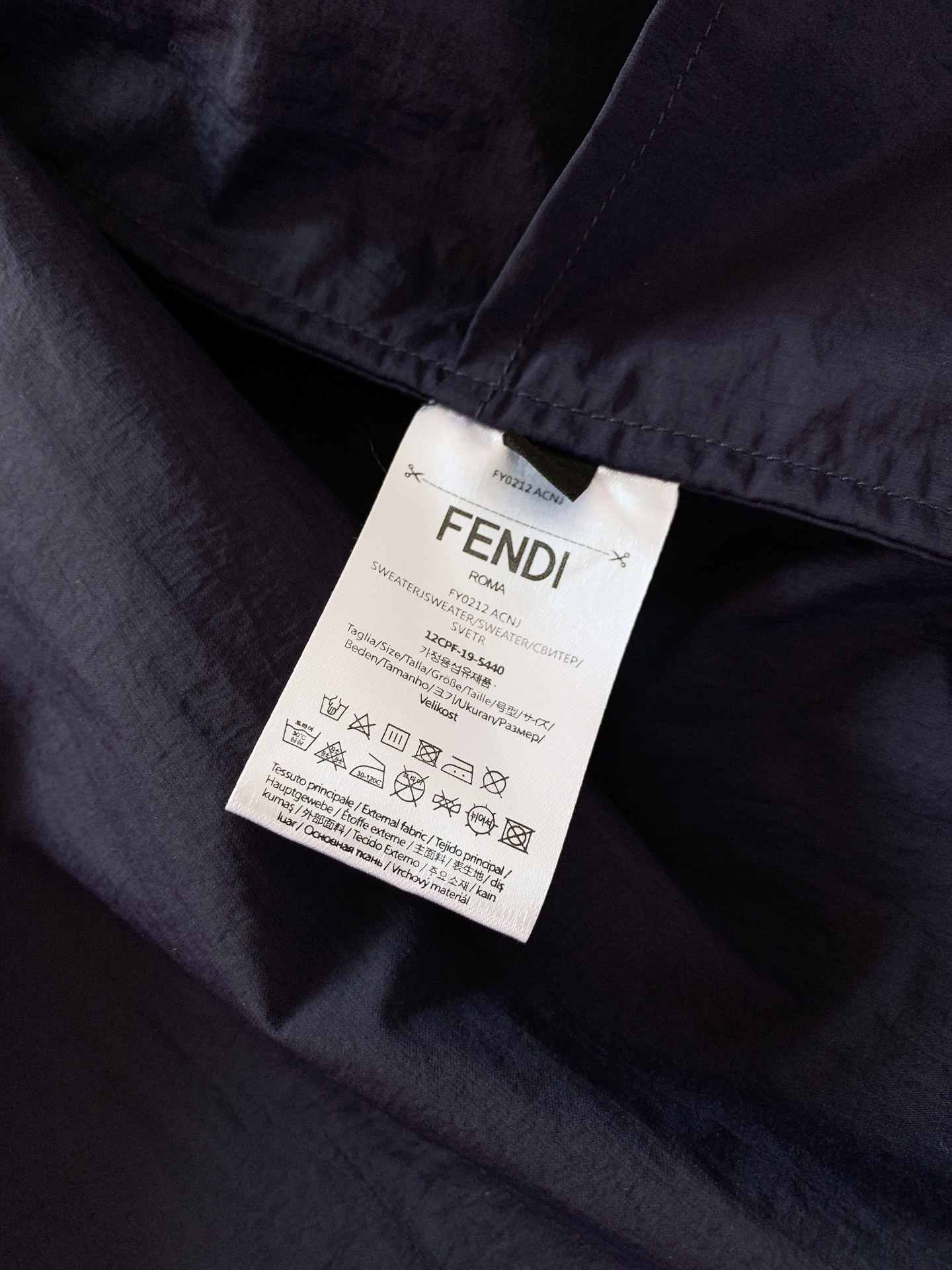 Fendi 芬迪 2026SS春夏新品新款连帽马甲，轻奢户外风兼得。定制褶皱防风面料，轻薄透气，上身轻盈