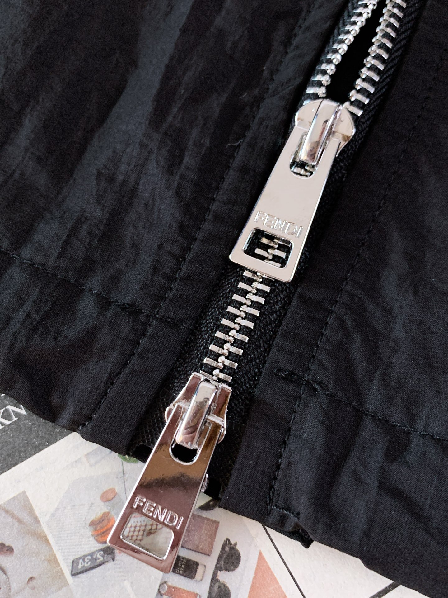 Fendi 芬迪 2026SS春夏新品新款连帽马甲，轻奢户外风兼得。定制褶皱防风面料，轻薄透气，上身轻盈