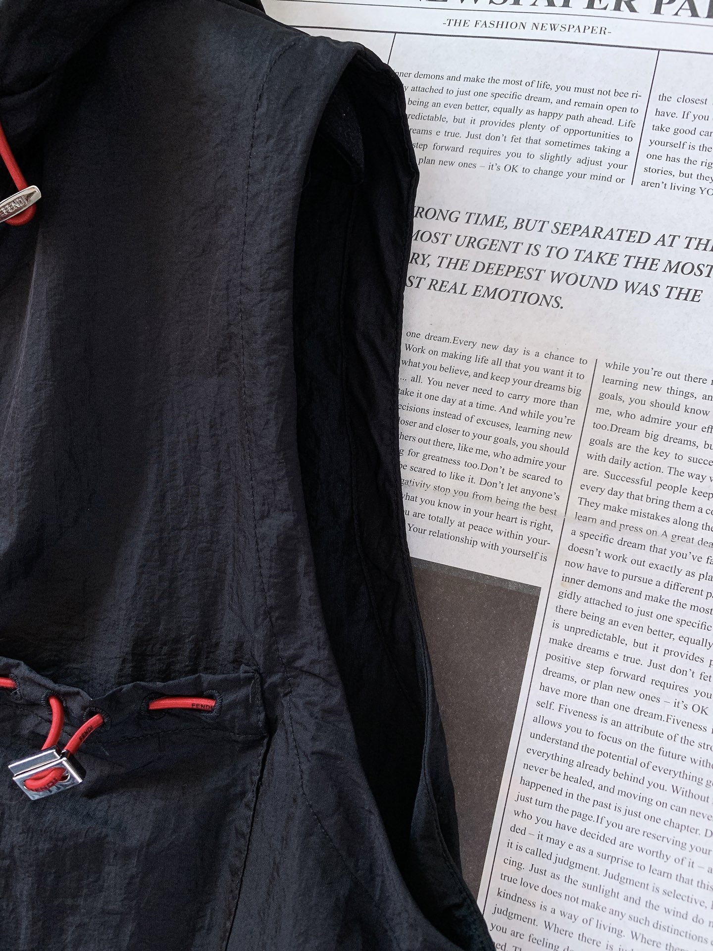 Fendi 芬迪 2026SS春夏新品新款连帽马甲，轻奢户外风兼得。定制褶皱防风面料，轻薄透气，上身轻盈